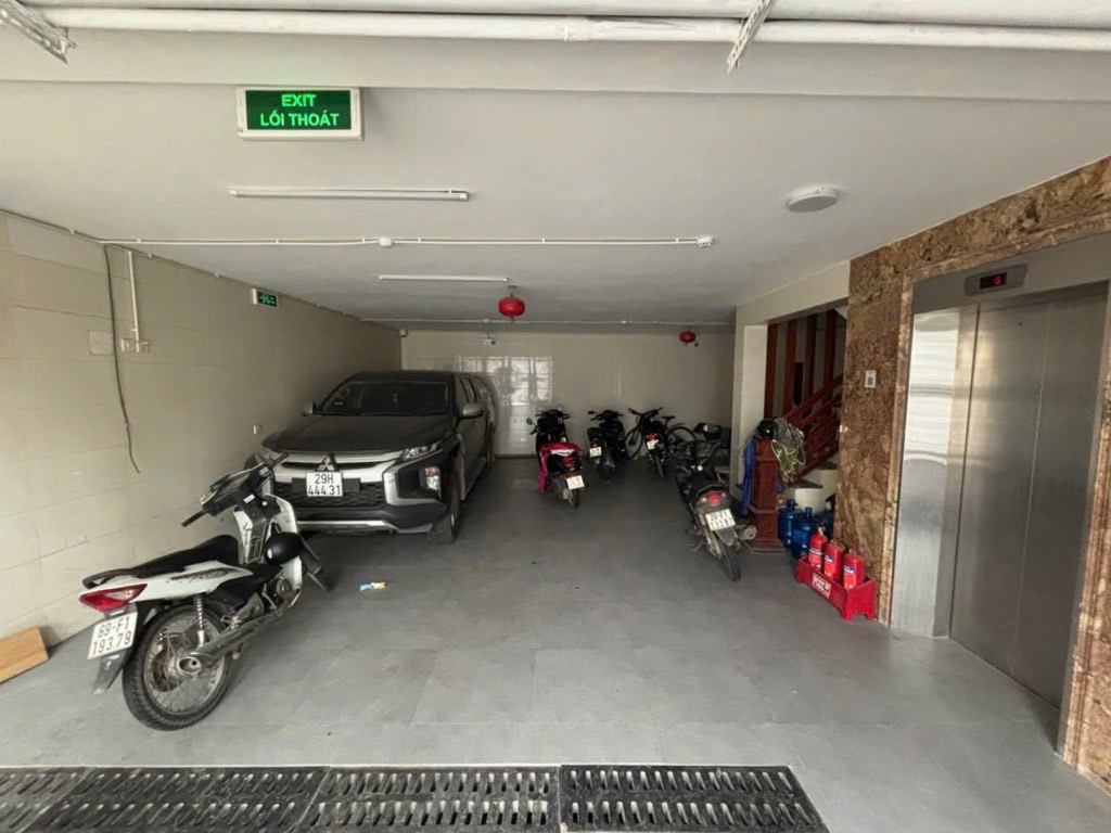 Bán nhà Nguyễn Khoái - diện tích 128.7m2 7 tầng - Mặt tiền khủng, gara, thang máy - giá 55 tỷ