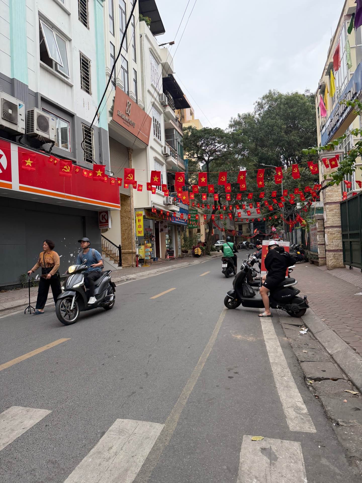 Bán nhà Cảm Hội - diện tích 48m2 2 tầng - ô tô cách nhà 10 mét - giá 10,1 tỷ
