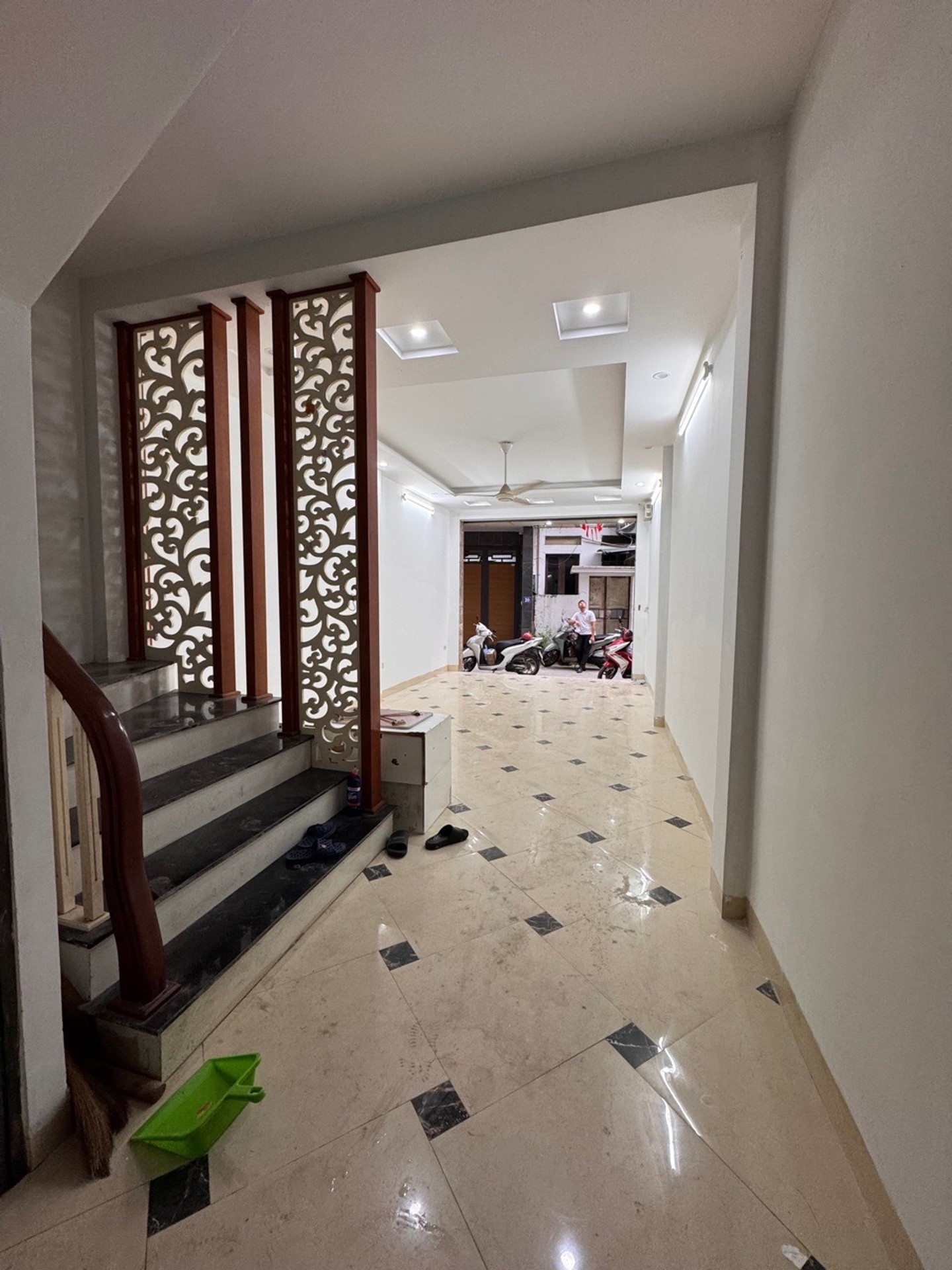Bán nhà Yên Duyên - diện tích 42m2 5 tầng - ô tô đỗ cửa - giá 9,8 tỷ