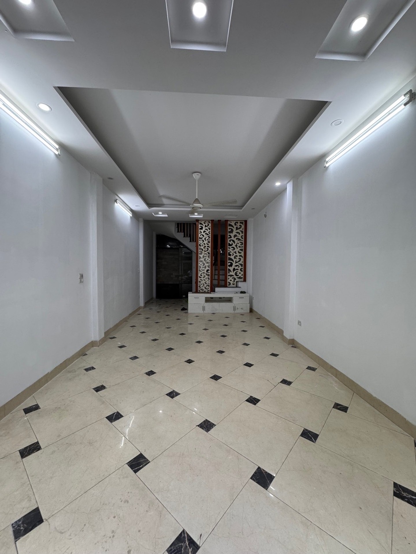 Bán nhà Yên Duyên - diện tích 42m2 5 tầng - ô tô đỗ cửa - giá 9,8 tỷ
