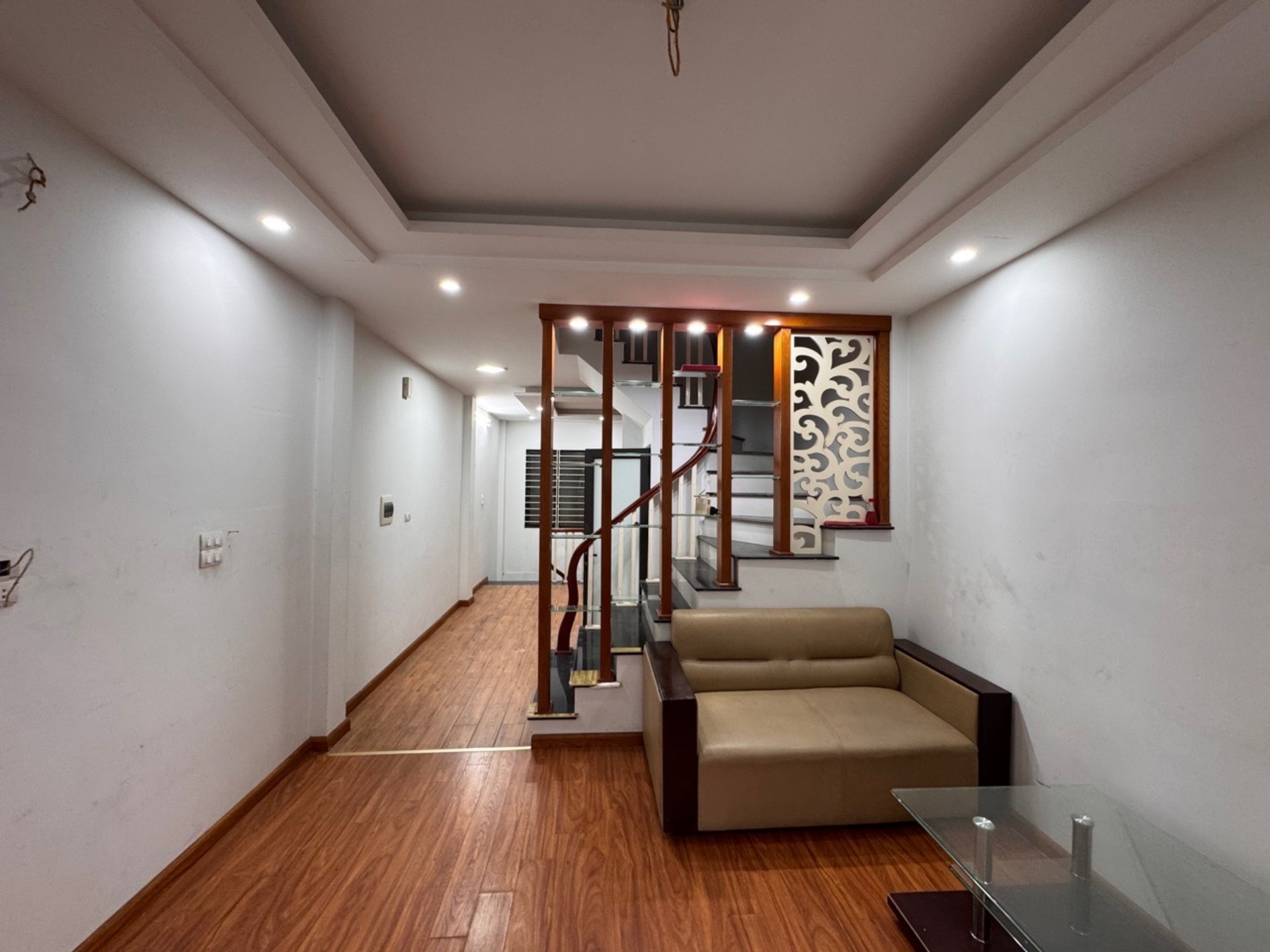 Bán nhà Yên Duyên - diện tích 42m2 5 tầng - ô tô đỗ cửa - giá 9,8 tỷ
