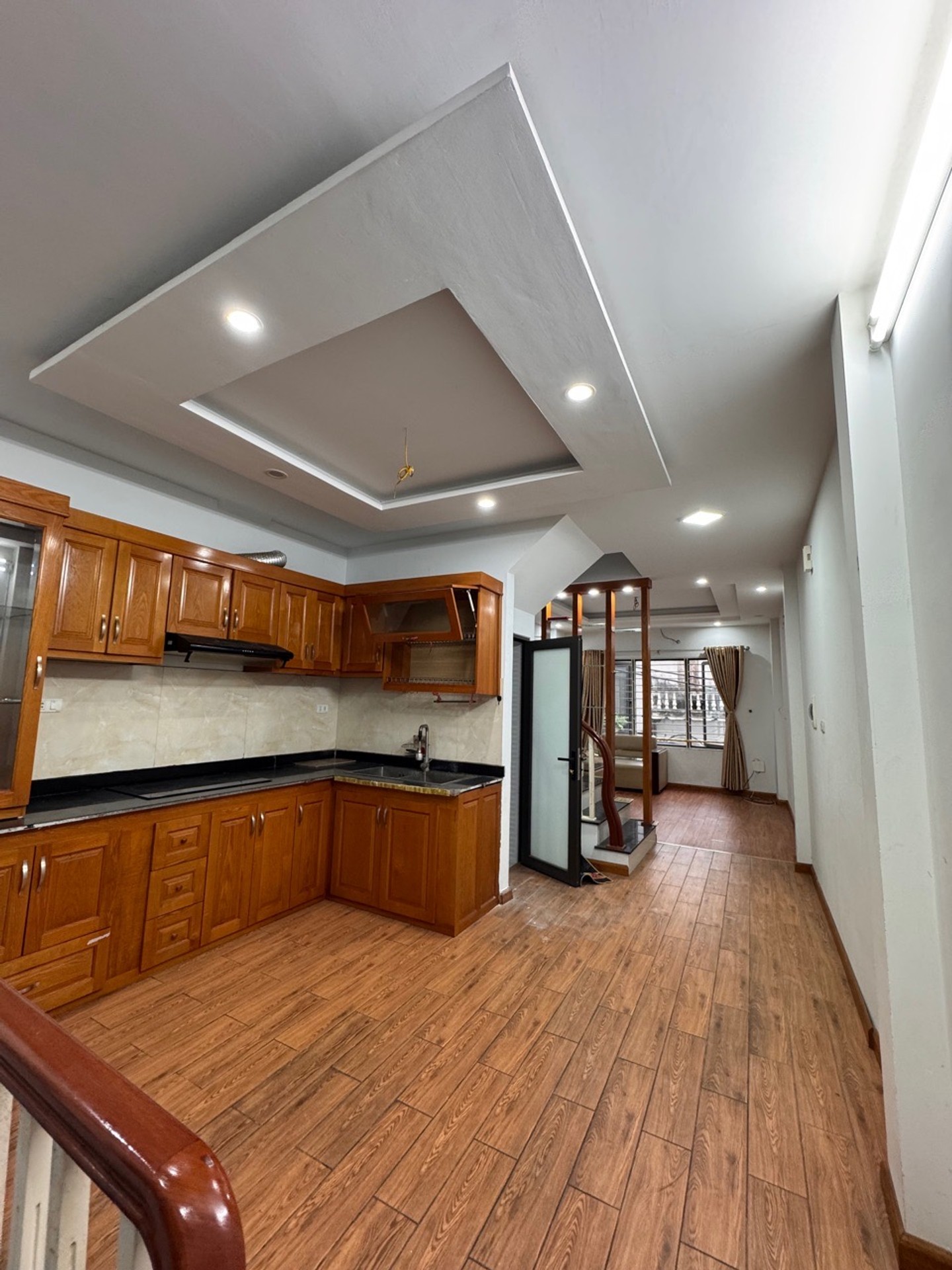 Bán nhà Yên Duyên - diện tích 42m2 5 tầng - ô tô đỗ cửa - giá 9,8 tỷ