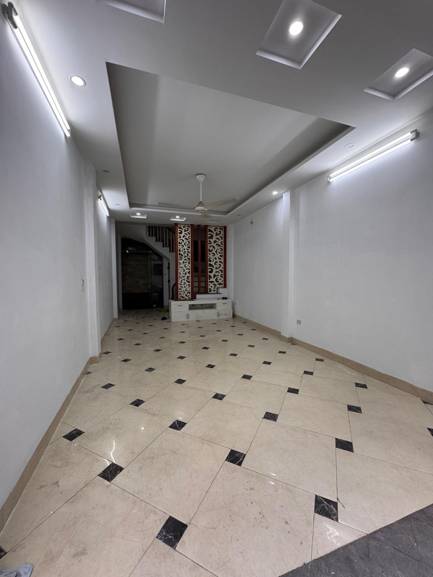 Bán nhà Yên Duyên - diện tích 42m2 5 tầng - ô tô đỗ cửa - giá 9,8 tỷ