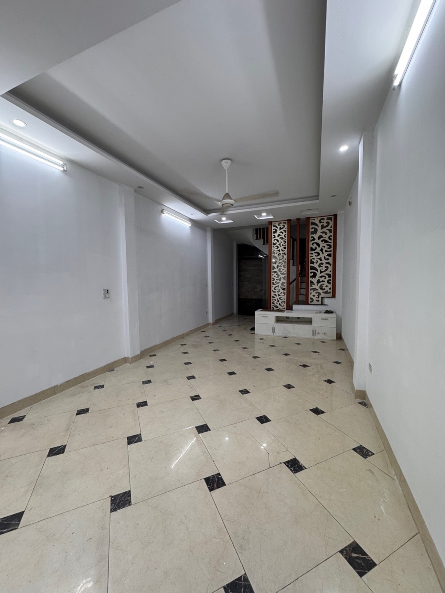 Bán nhà Yên Duyên - diện tích 42m2 5 tầng - ô tô đỗ cửa - giá 9,8 tỷ