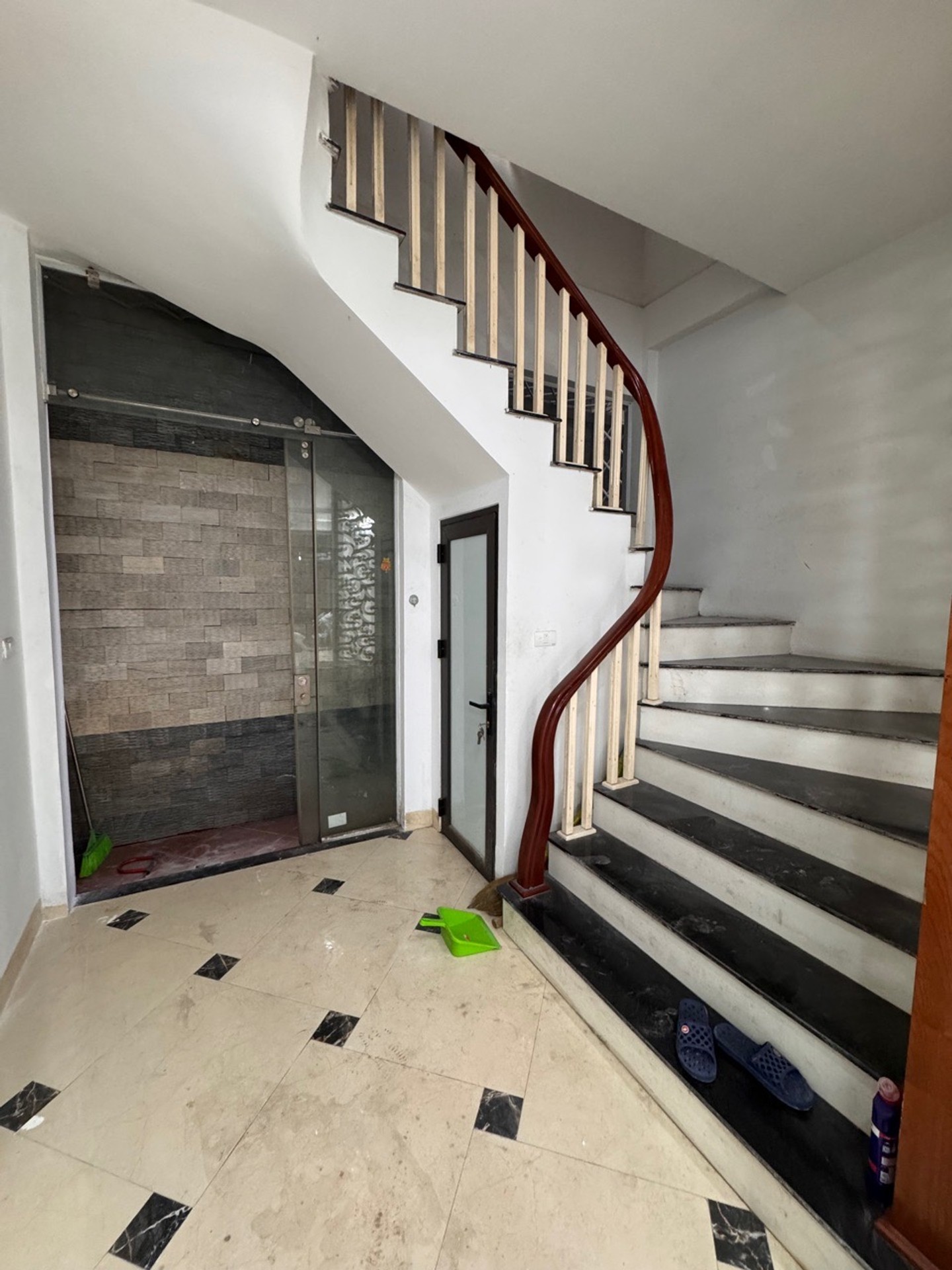 Bán nhà Yên Duyên - diện tích 42m2 5 tầng - ô tô đỗ cửa - giá 9,8 tỷ