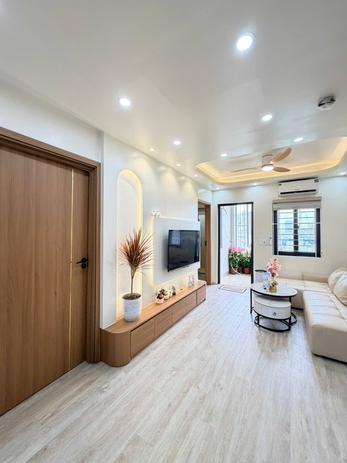Bán nhà Vũ Tông Phan - diện tích 55m2 9 tầng - Nhà đẹp hiếm có - giá 2,6 tỷ