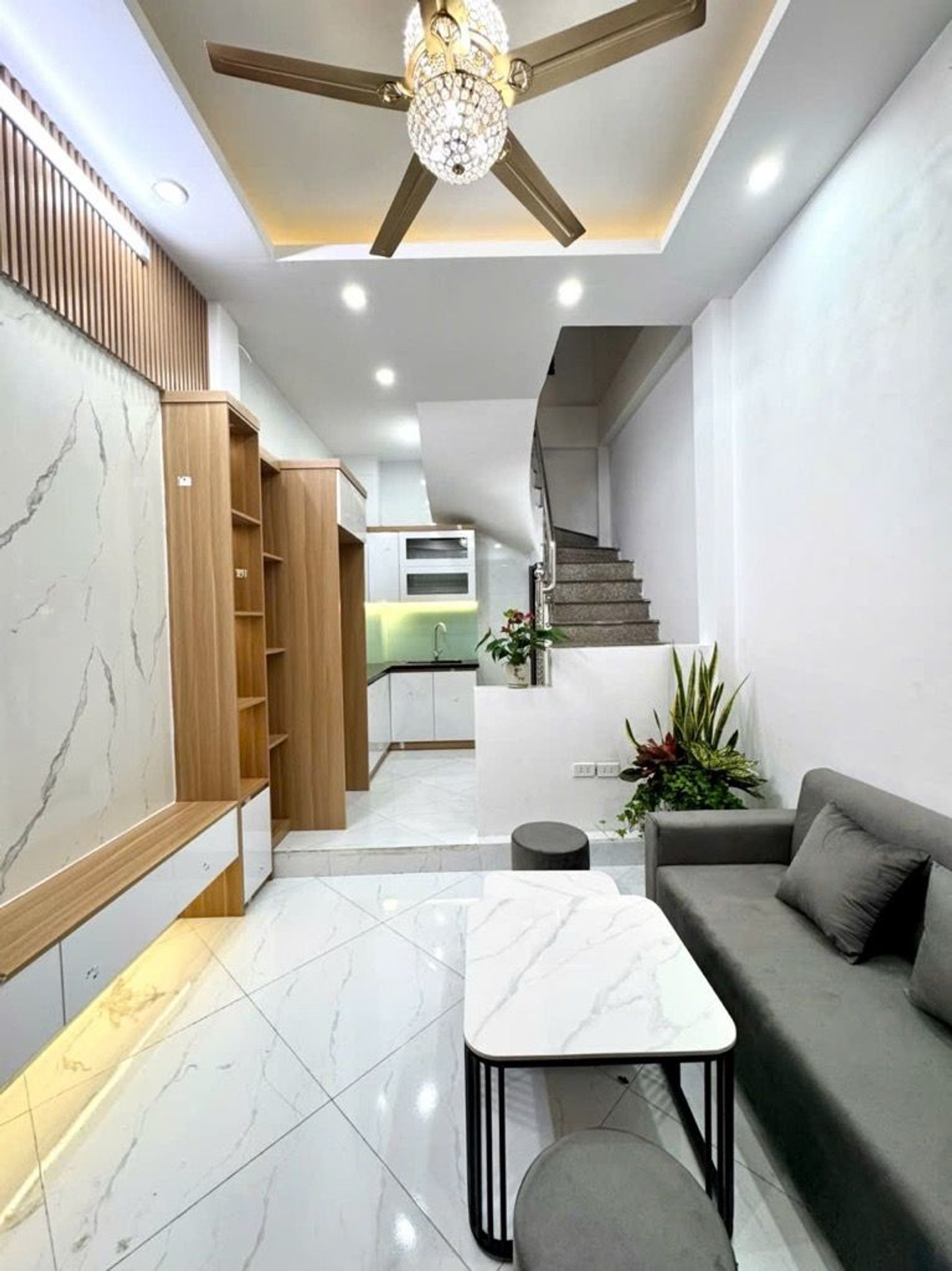 Bán nhà Đông Thiên - diện tích 21m2 5 tầng - ô tô đỗ cổng - giá 4 tỷ