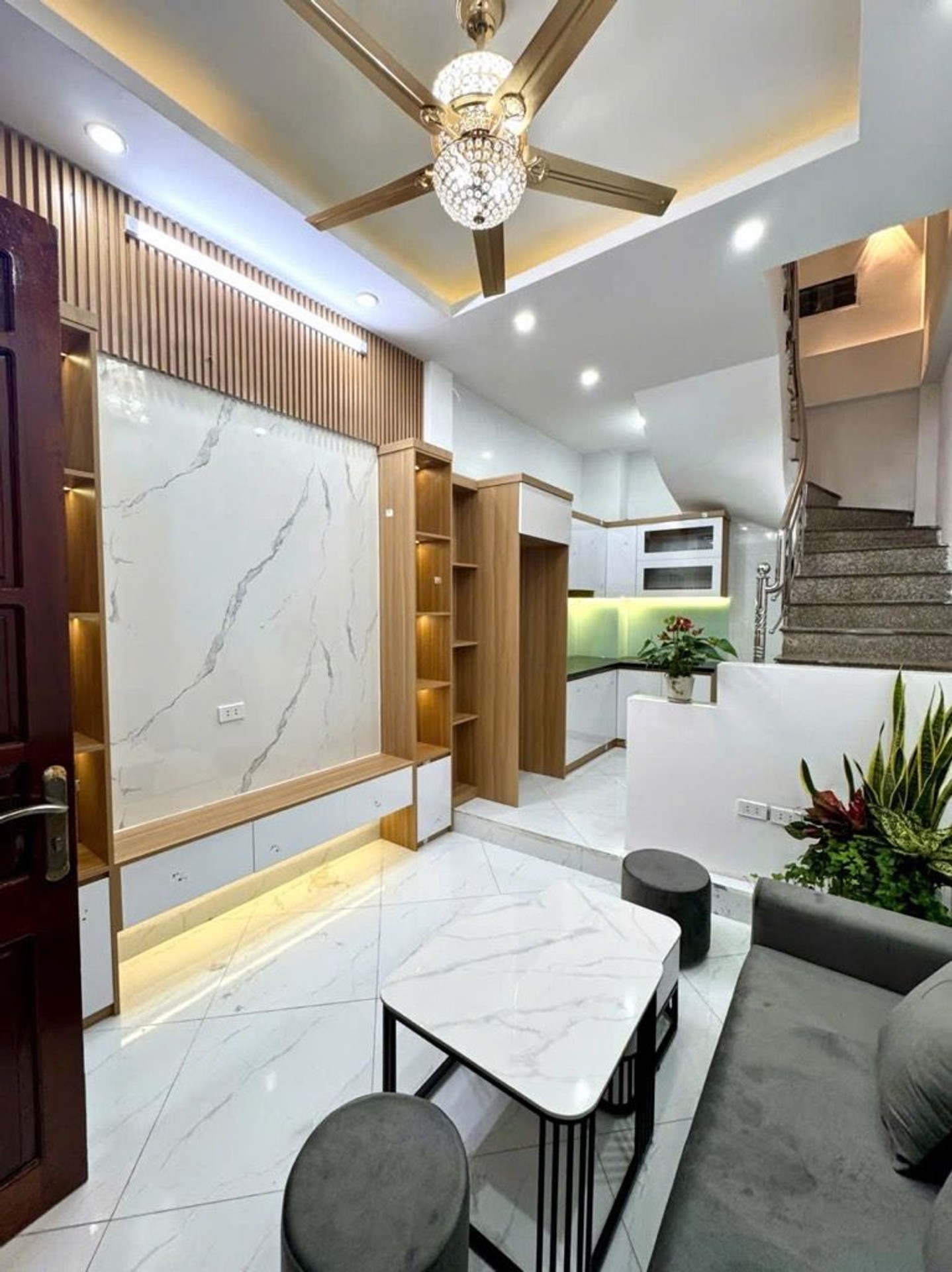 Bán nhà Đông Thiên - diện tích 21m2 5 tầng - ô tô đỗ cổng - giá 4 tỷ