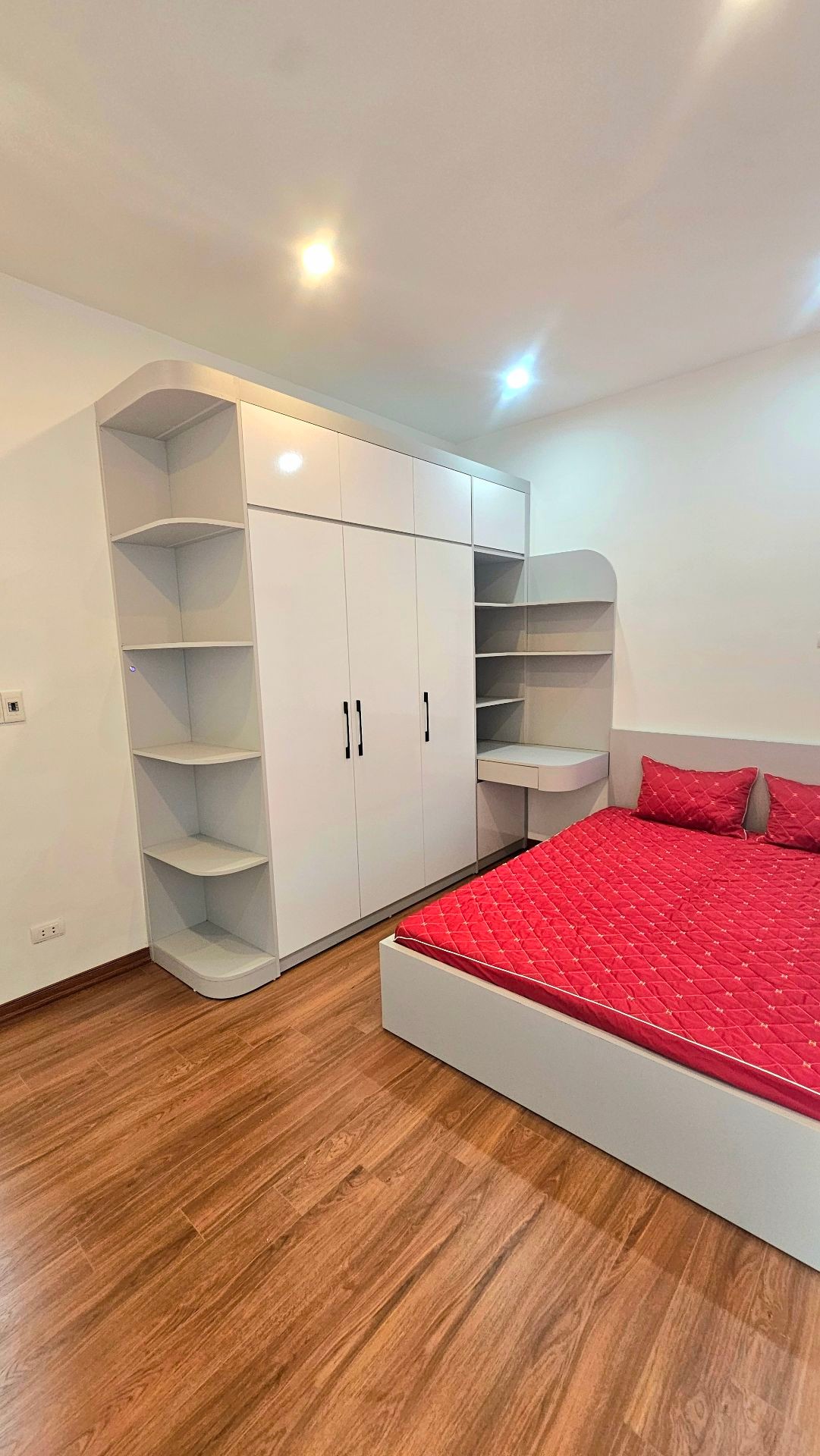 Bán nhà Đông Thiên - diện tích 21m2 5 tầng - ô tô đỗ cổng - giá 4 tỷ