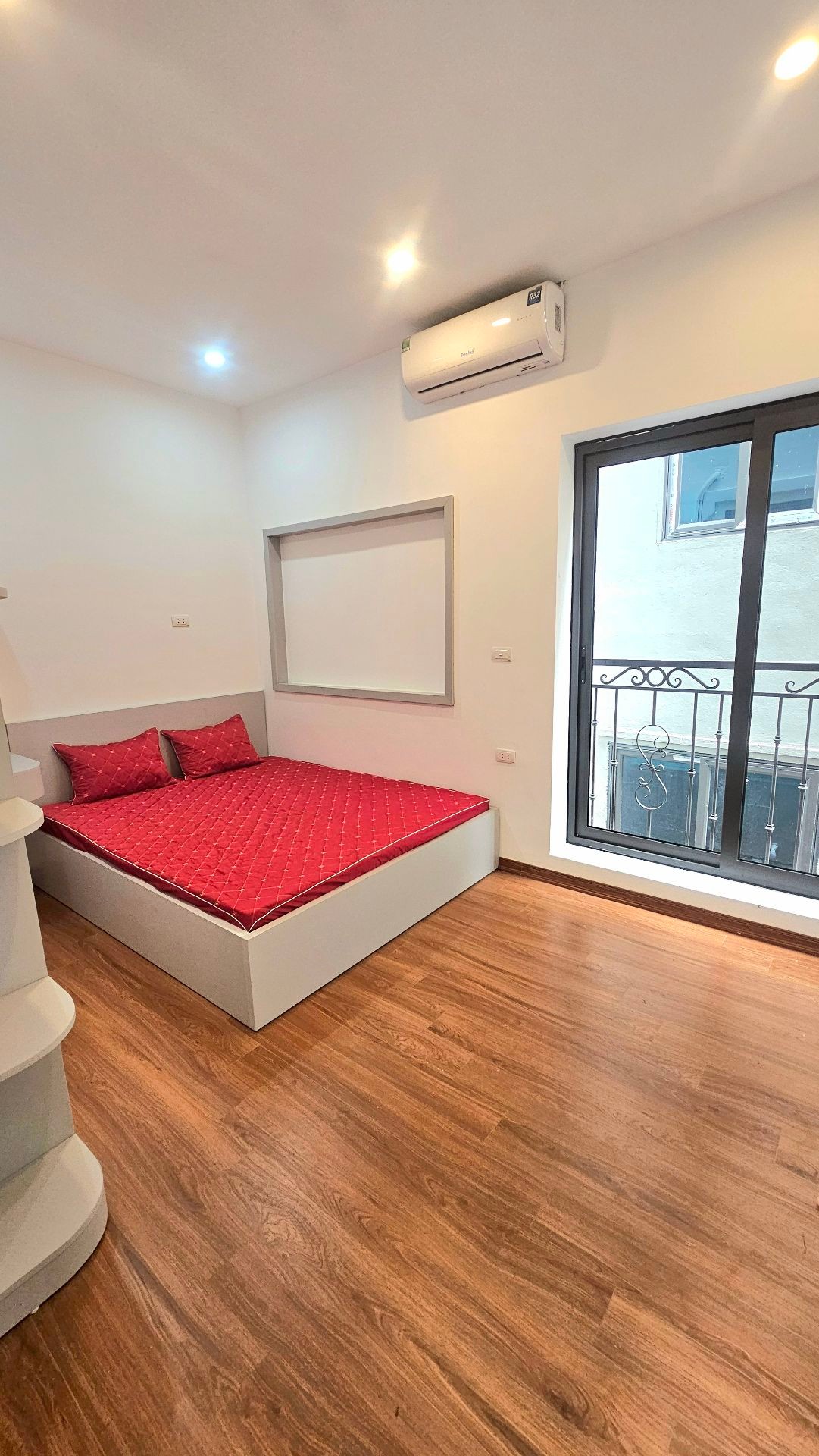 Bán nhà Đông Thiên - diện tích 21m2 5 tầng - ô tô đỗ cổng - giá 4 tỷ
