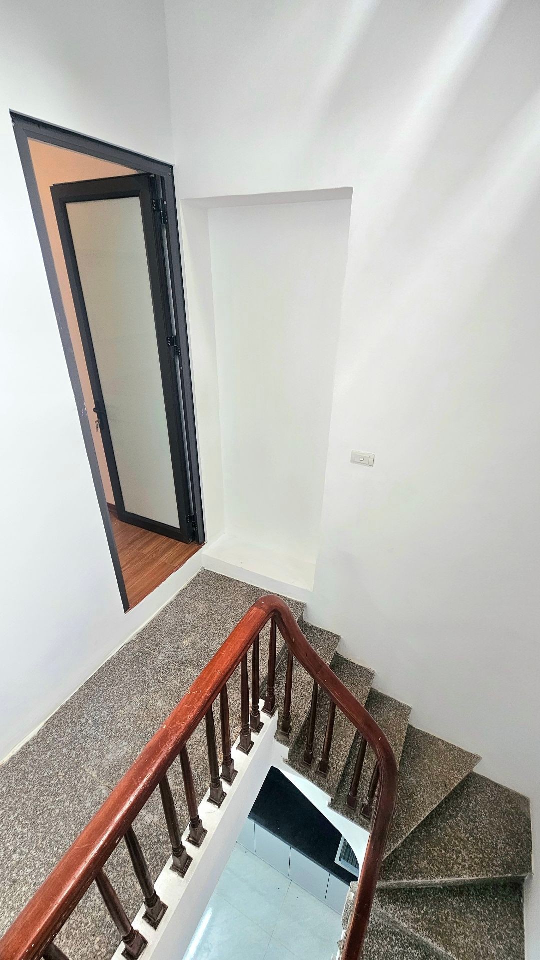 Bán nhà Đông Thiên - diện tích 21m2 5 tầng - ô tô đỗ cổng - giá 4 tỷ