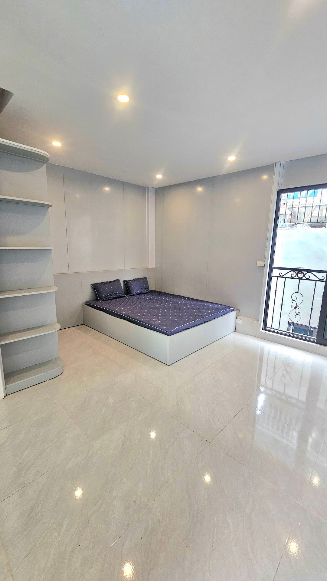Bán nhà Đông Thiên - diện tích 21m2 5 tầng - ô tô đỗ cổng - giá 4 tỷ