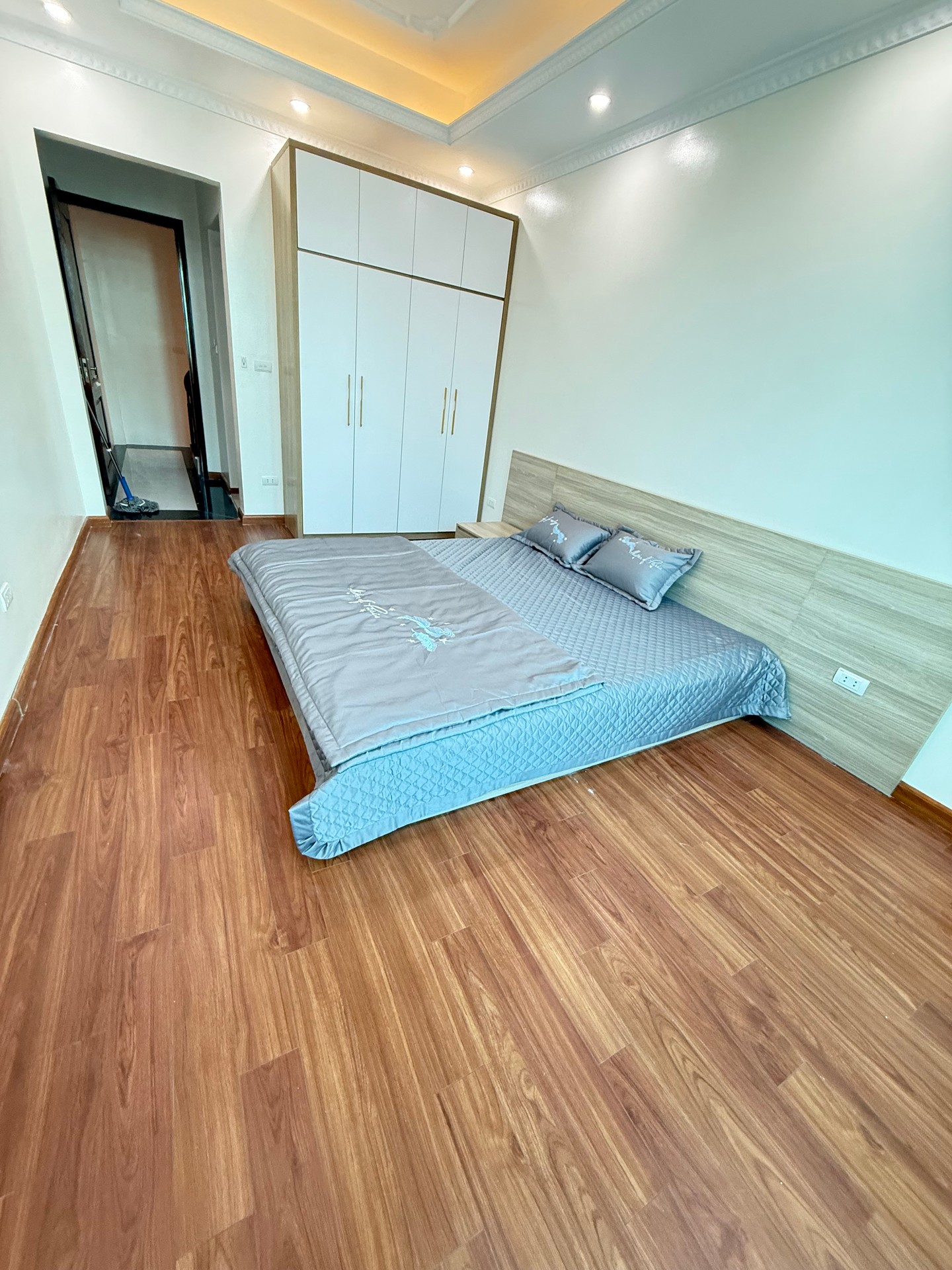 Bán nhà Thanh Lân - diện tích 34m2 5 tầng - ô tô đỗ cửa - giá 8,8 tỷ