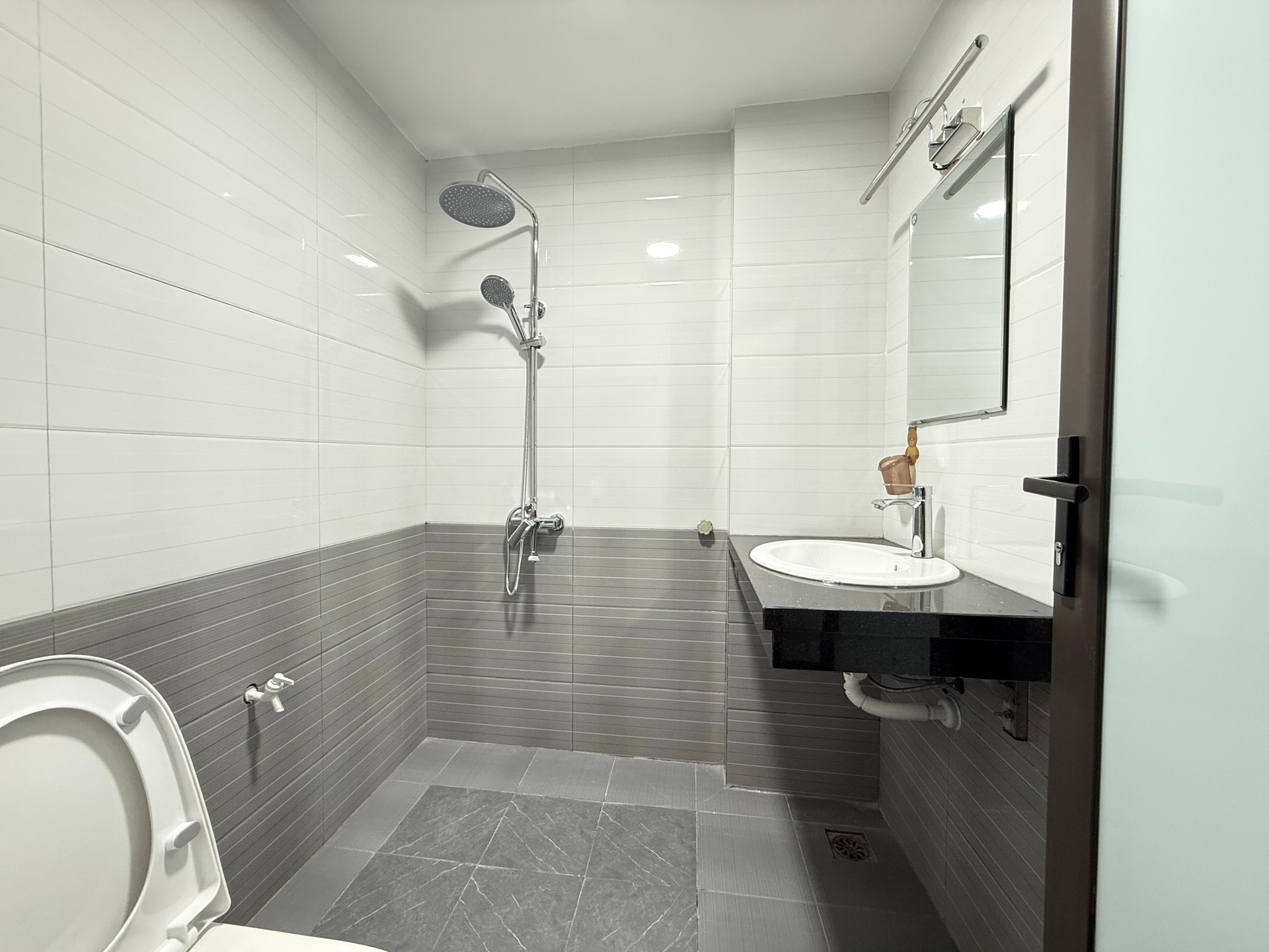 Bán nhà Thanh Lân - diện tích 34m2 5 tầng - ô tô đỗ cửa - giá 8,8 tỷ