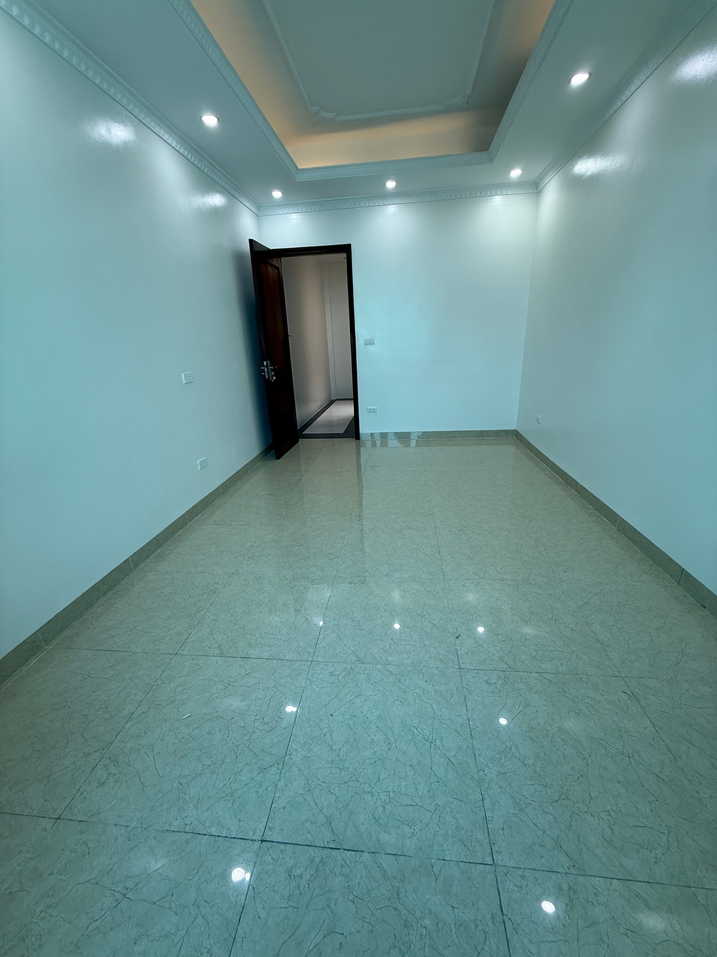 Bán nhà Thanh Lân - diện tích 34m2 5 tầng - ô tô đỗ cửa - giá 8,8 tỷ