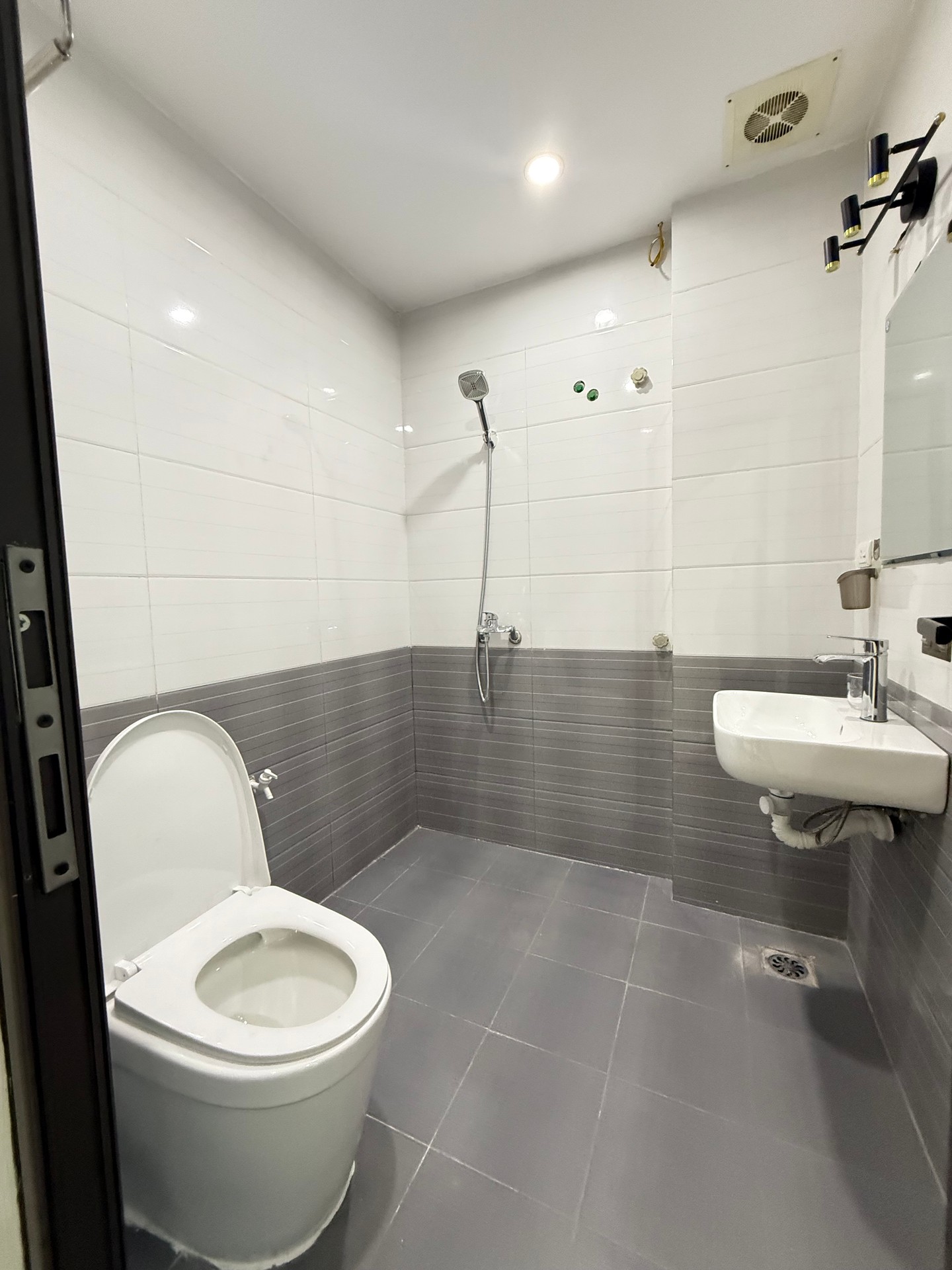 Bán nhà Thanh Lân - diện tích 34m2 5 tầng - ô tô đỗ cửa - giá 8,8 tỷ