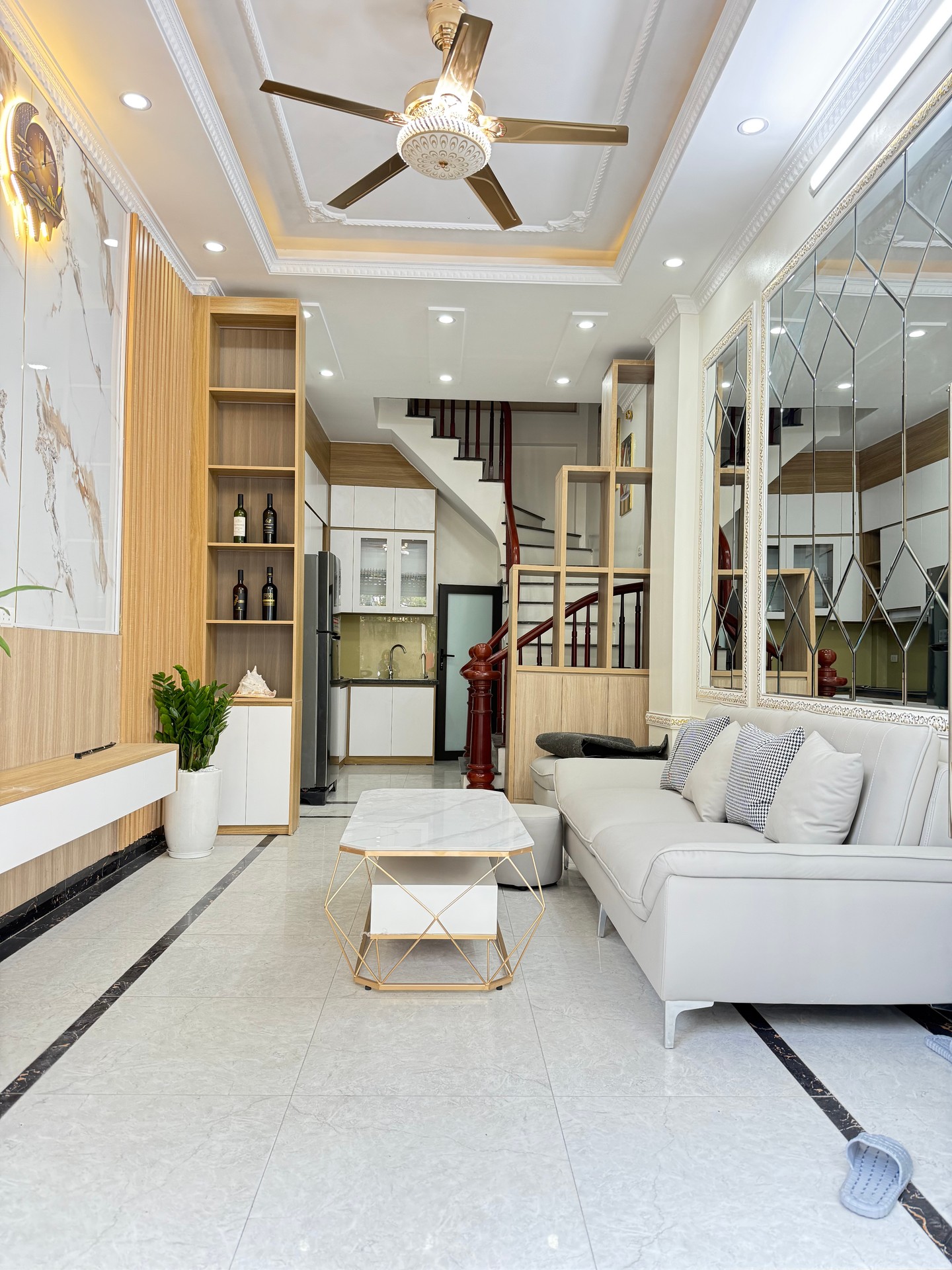 Bán nhà Thanh Lân - diện tích 34m2 5 tầng - ô tô đỗ cửa - giá 8,8 tỷ