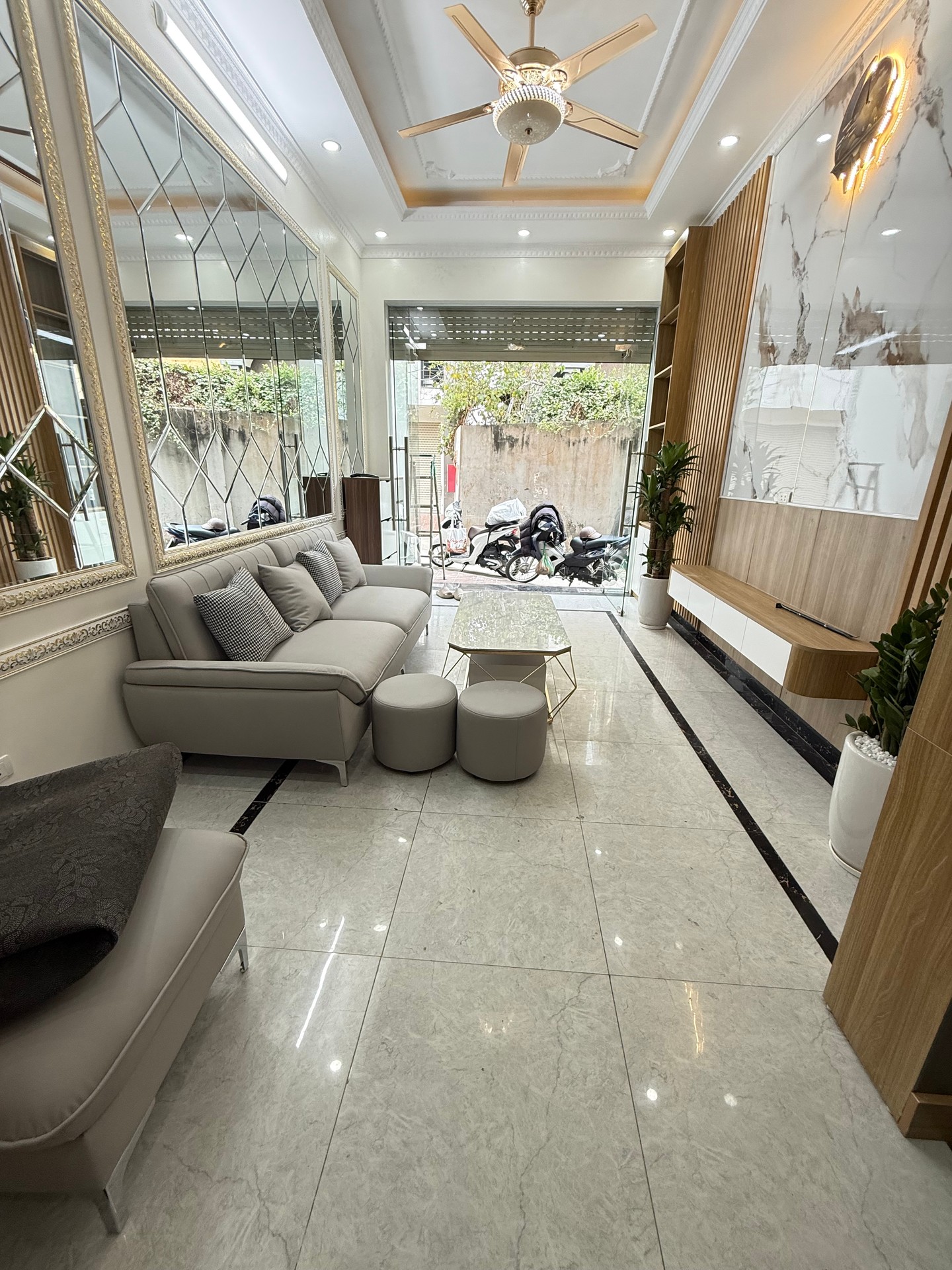 Bán nhà Thanh Lân - diện tích 34m2 5 tầng - ô tô đỗ cửa - giá 8,8 tỷ