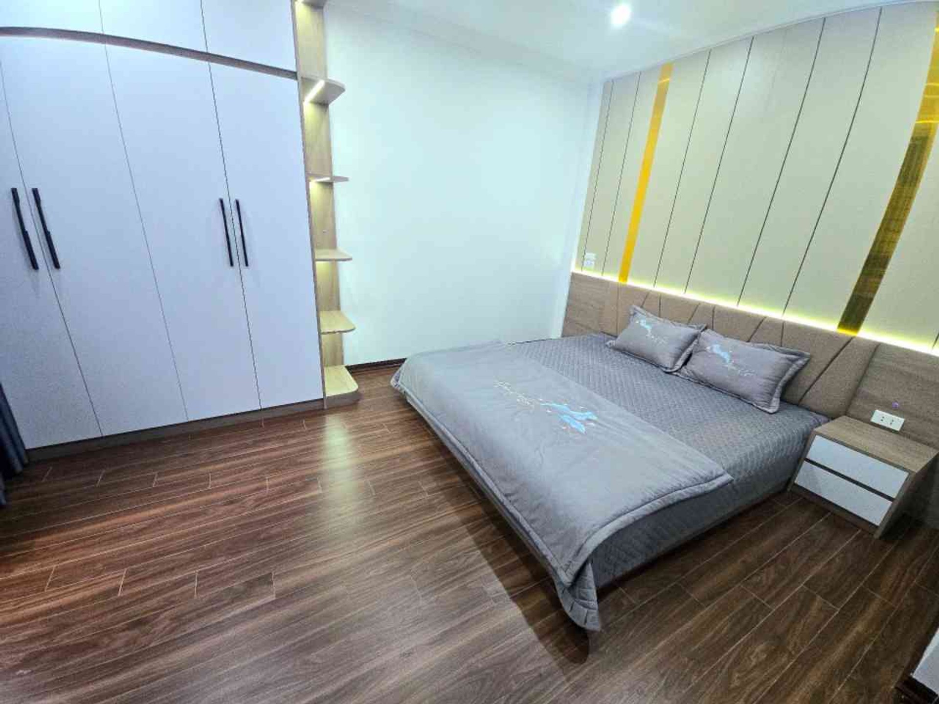 Bán nhà Ngũ Nhạc - diện tích 61m2 6 tầng - Nhà thang máy, mới keng - giá 15,6 tỷ