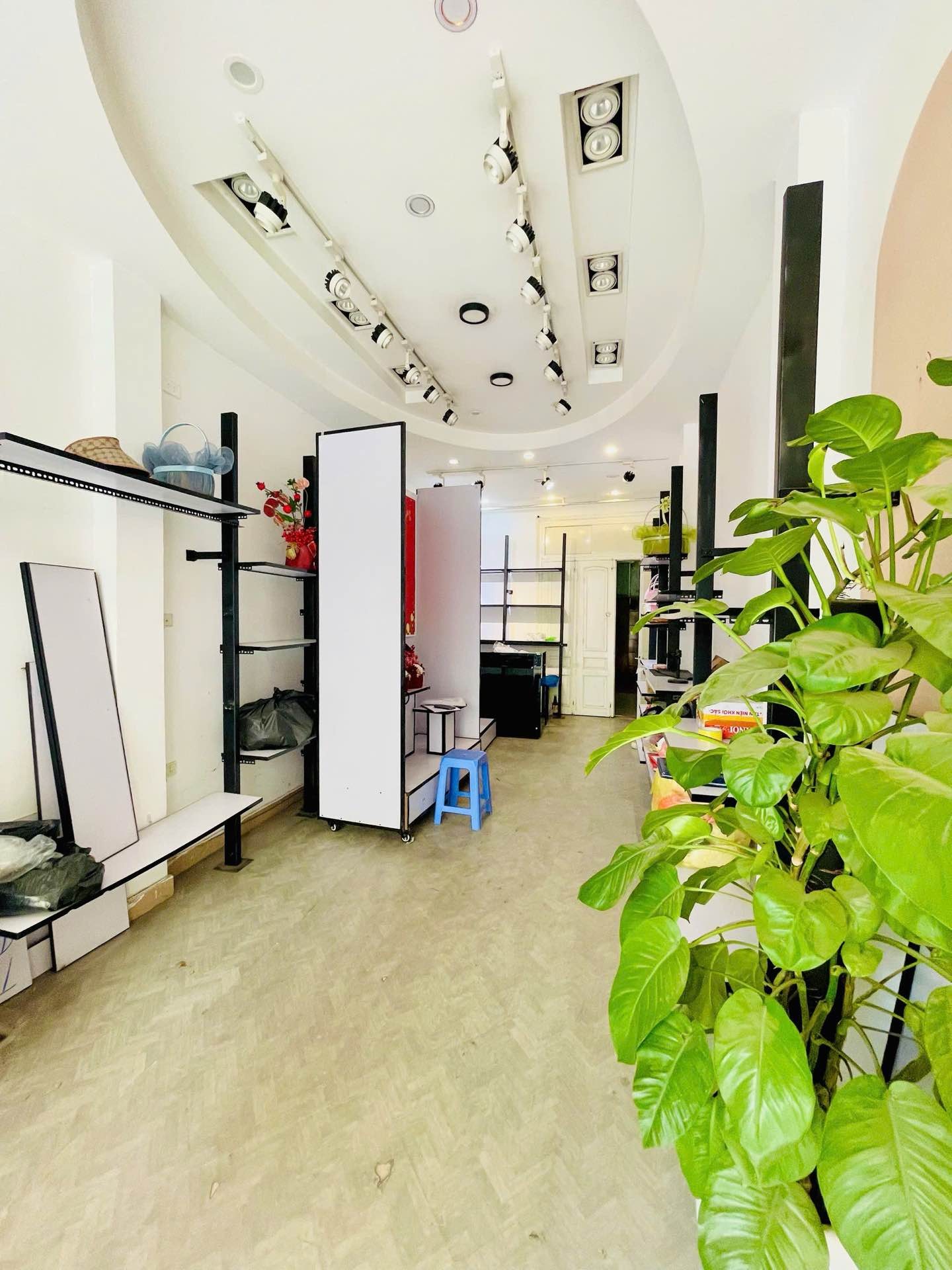 Bán nhà Khâm Thiên - diện tích 60m2 5 tầng - Mặt phố siêu trung tâm - giá 37 tỷ