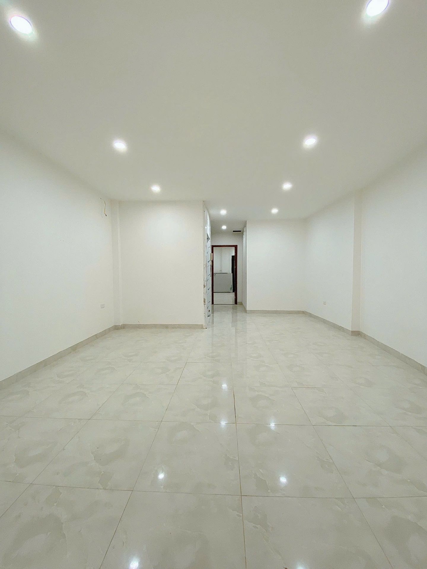 Bán nhà Hoàng Mai - diện tích 81m2 6 tầng - Ô tô tránh - giá 18 tỷ