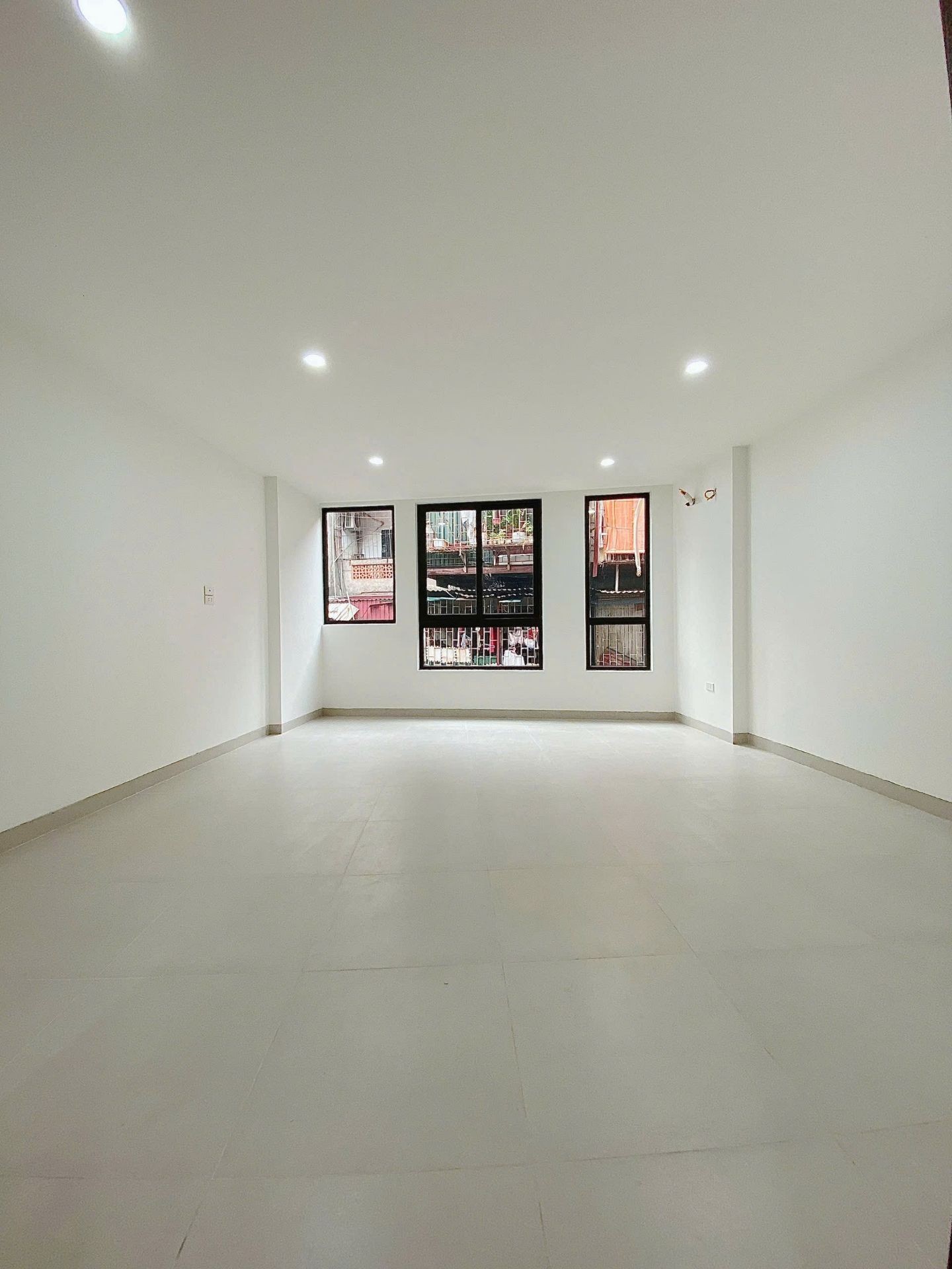 Bán nhà Hoàng Mai - diện tích 81m2 6 tầng - Ô tô tránh - giá 18 tỷ