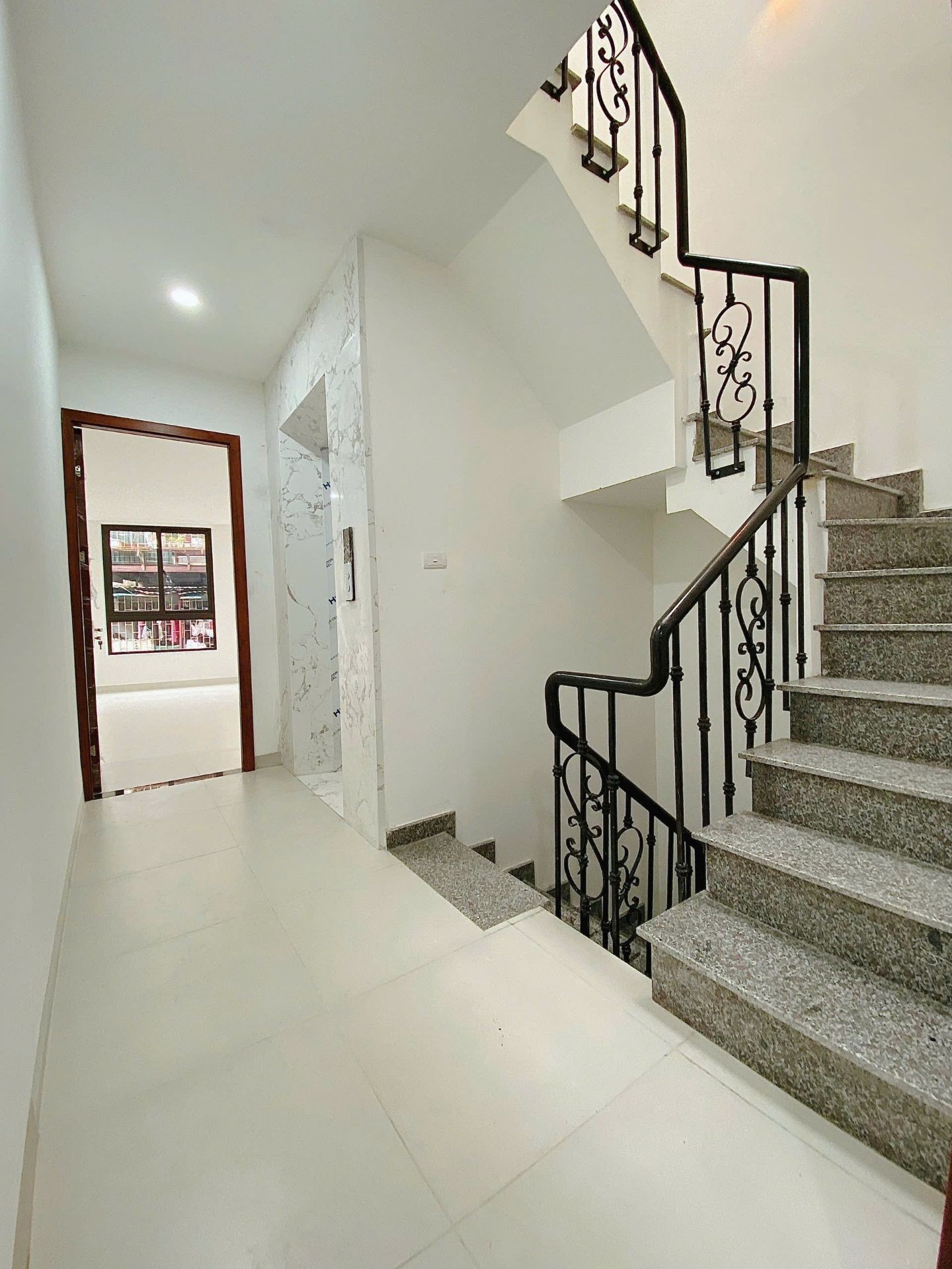 Bán nhà Hoàng Mai - diện tích 81m2 6 tầng - Ô tô tránh - giá 18 tỷ