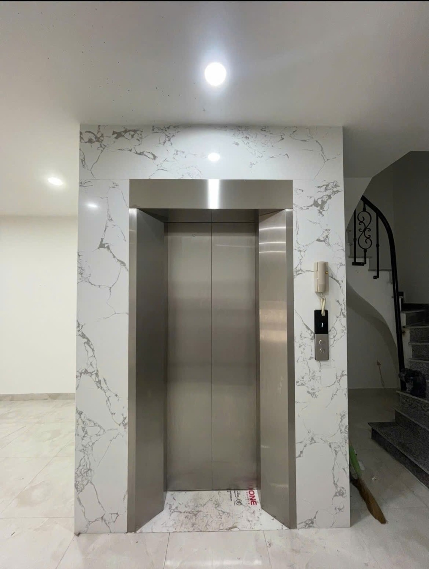 Bán nhà Hoàng Mai - diện tích 81m2 6 tầng - Ô tô tránh - giá 18 tỷ