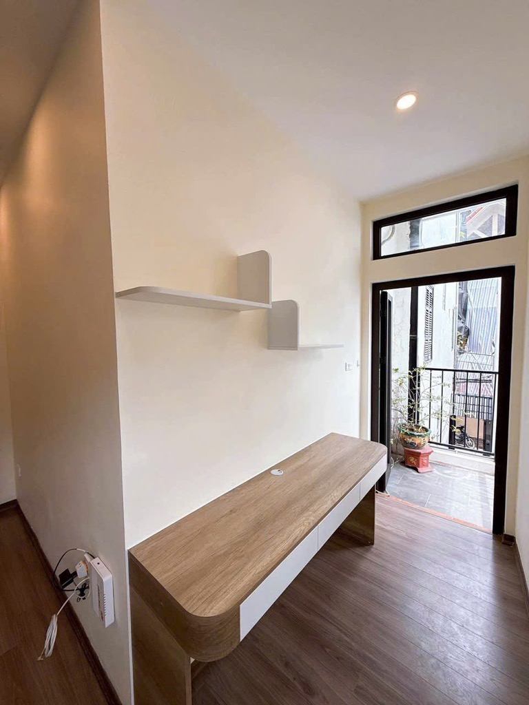 Bán nhà Trương Định - diện tích 36m2 5 tầng - Ngõ nông 3 gác, cách ô tô tránh 20m - giá 6,9 tỷ
