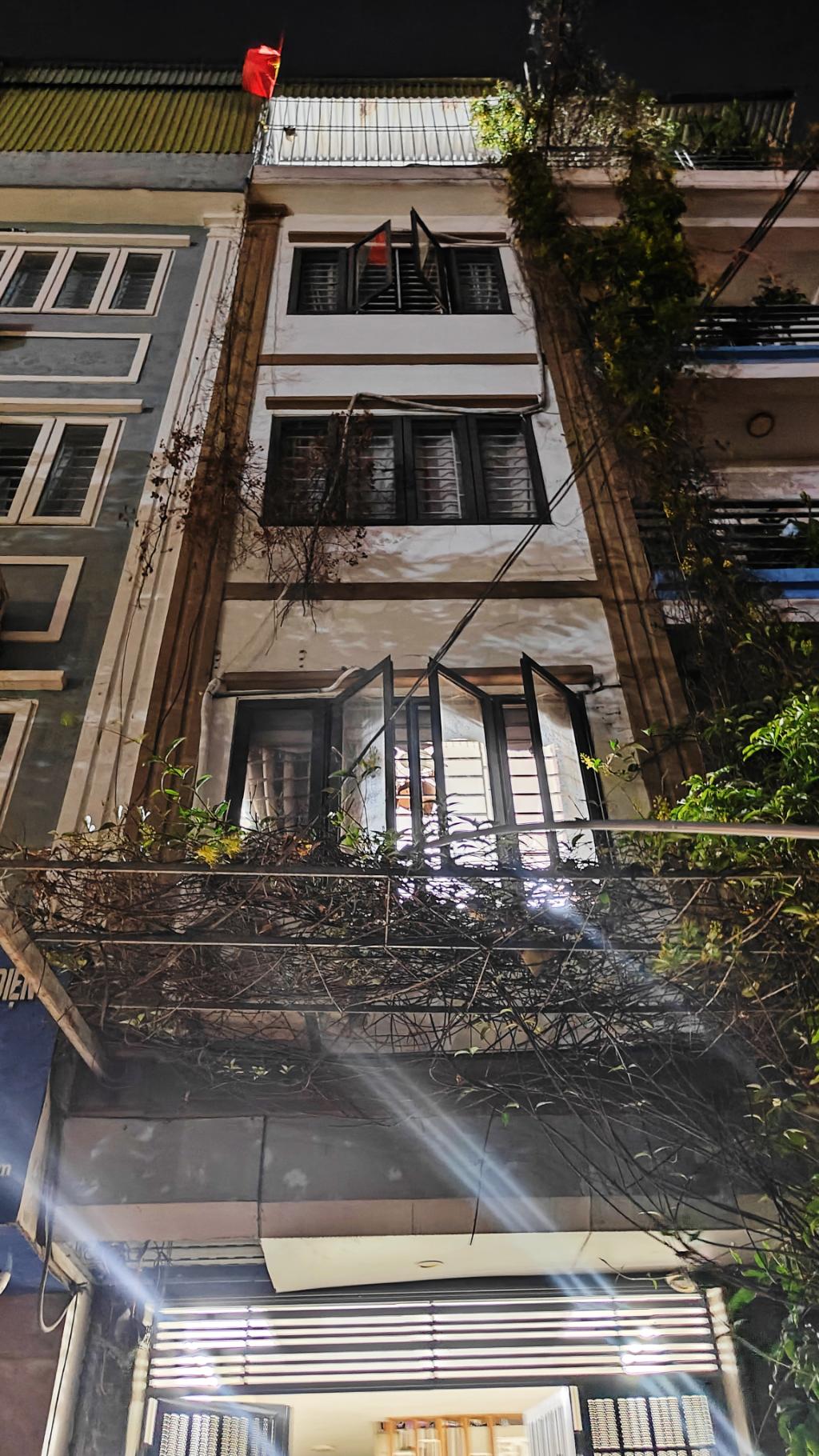 Bán nhà Đại Đồng - diện tích 48m2 5 tầng - Ô TÔ TRÁNH - giá 12,2 tỷ