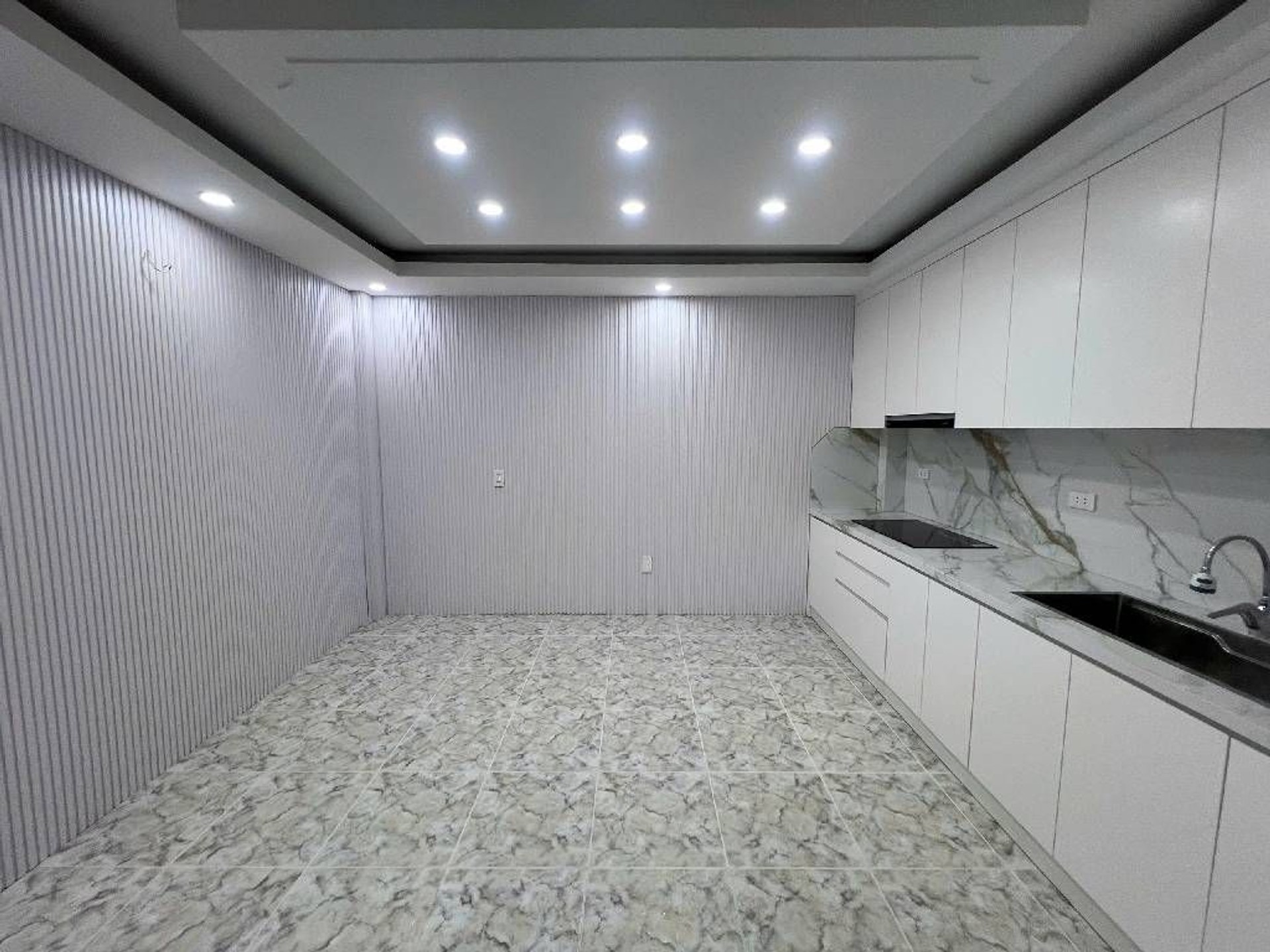 Bán nhà Nguyễn Ngọc Vũ - diện tích 57m2 5 tầng - Ô TÔ TRÁNH - giá 28,8 tỷ