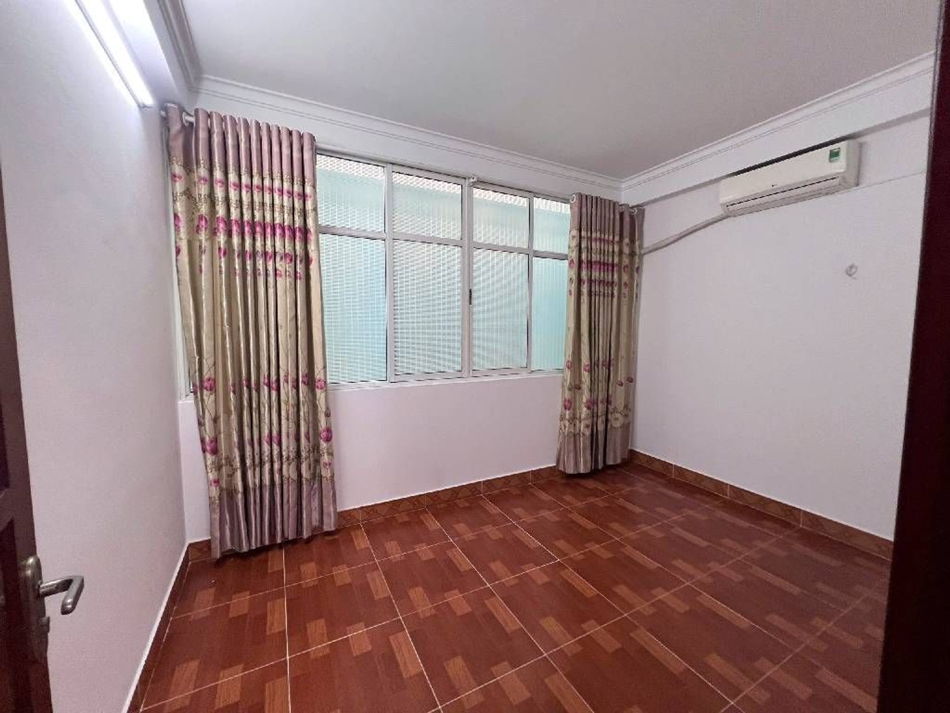 Bán nhà Nguyễn Ngọc Vũ - diện tích 57m2 5 tầng - Ô TÔ TRÁNH - giá 28,8 tỷ