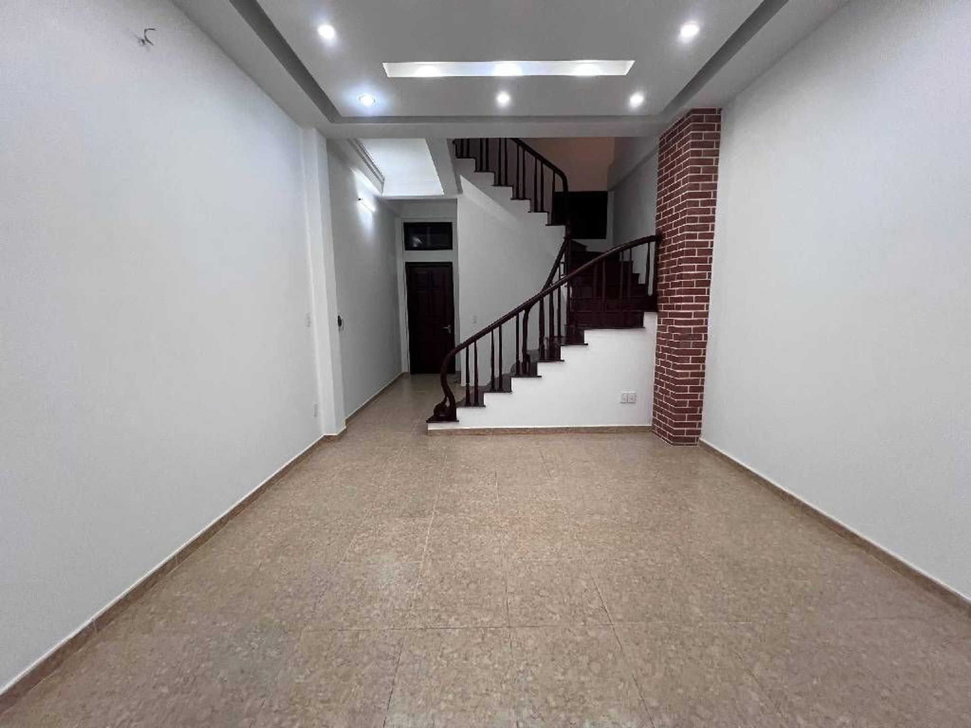 Bán nhà Nguyễn Ngọc Vũ - diện tích 57m2 5 tầng - Ô TÔ TRÁNH - giá 28,8 tỷ