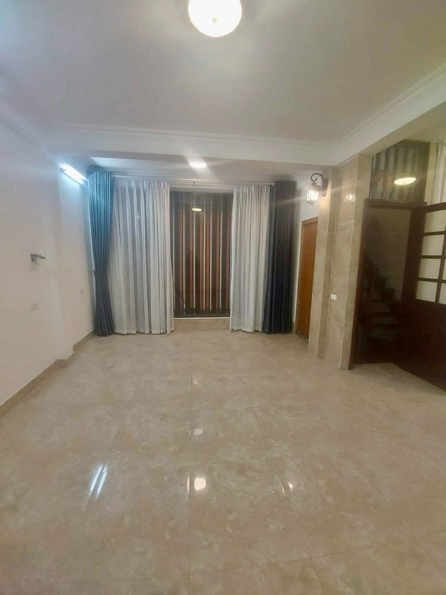 Bán nhà Lê Đại Hành - diện tích 40m2 5 tầng - Ô tô thông - giá 11,5 tỷ