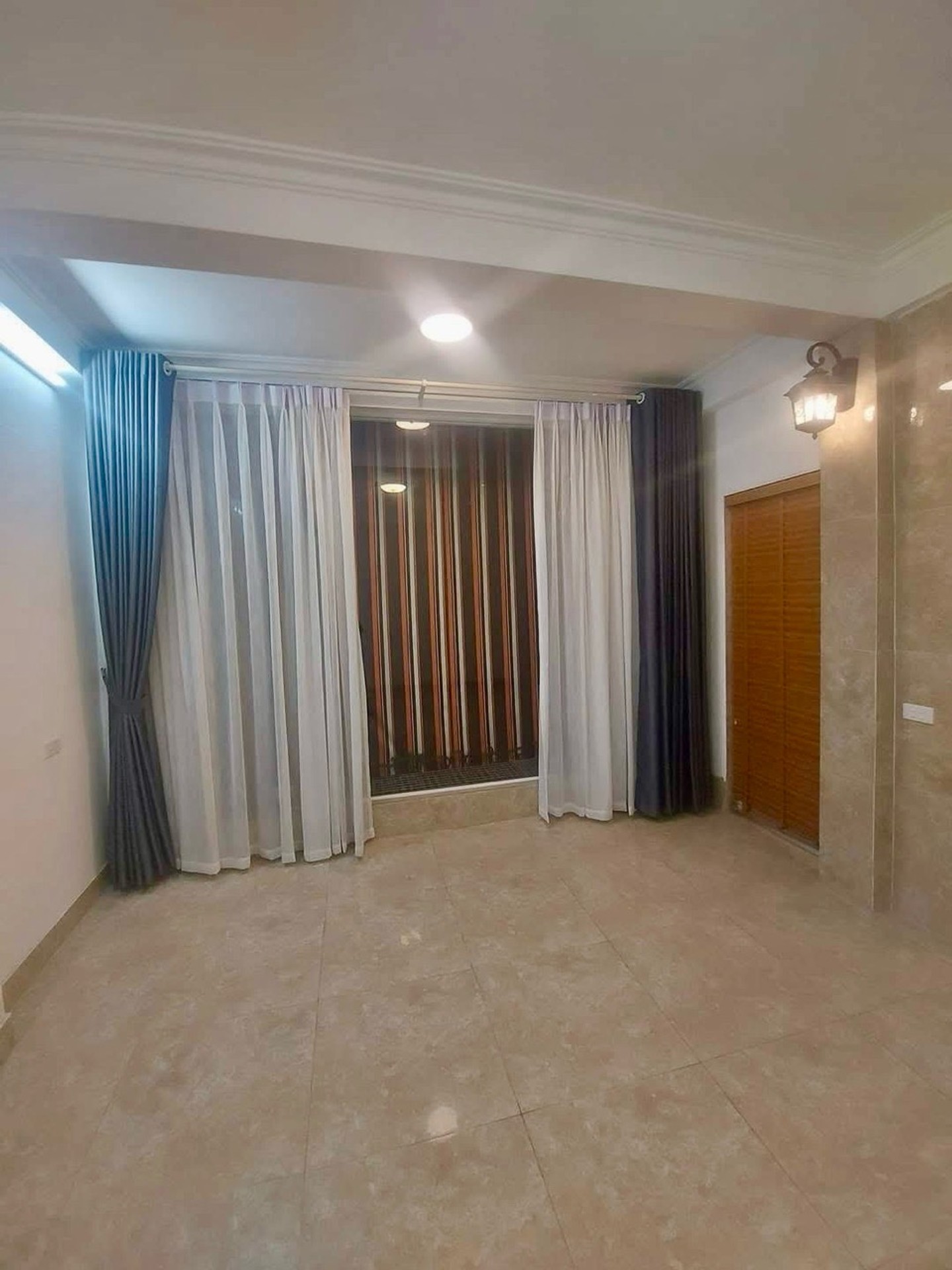 Bán nhà Lê Đại Hành - diện tích 40m2 5 tầng - Ô tô thông - giá 11,5 tỷ