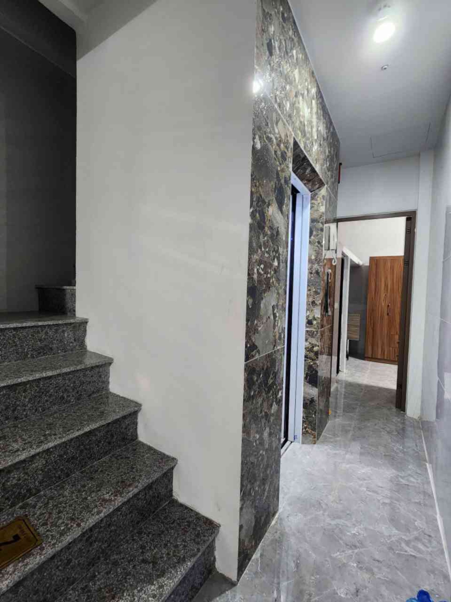 Bán nhà Vũ Hữu - diện tích 46m2 6 tầng - 2 mặt thoáng - giá 12,5 tỷ