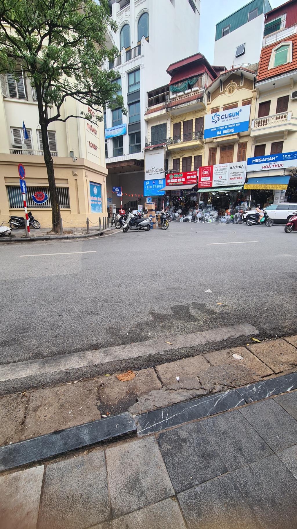 Bán nhà Phùng Hưng - diện tích 54,4m2 3 tầng - Lô góc 2 mặt thoáng - giá 33 tỷ