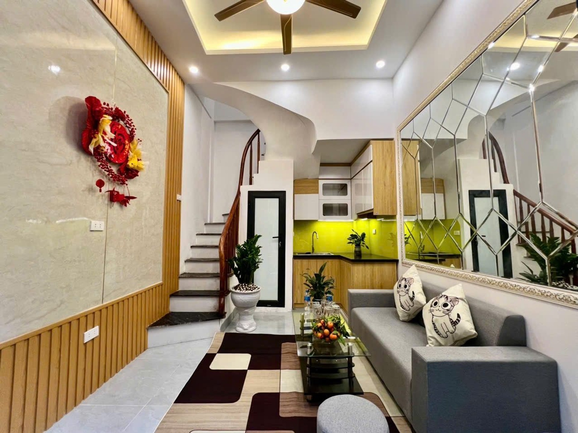 Bán nhà Thanh Nhàn - diện tích 13m2 5 tầng - Ô TÔ QUA NHÀ - giá 5,98 tỷ