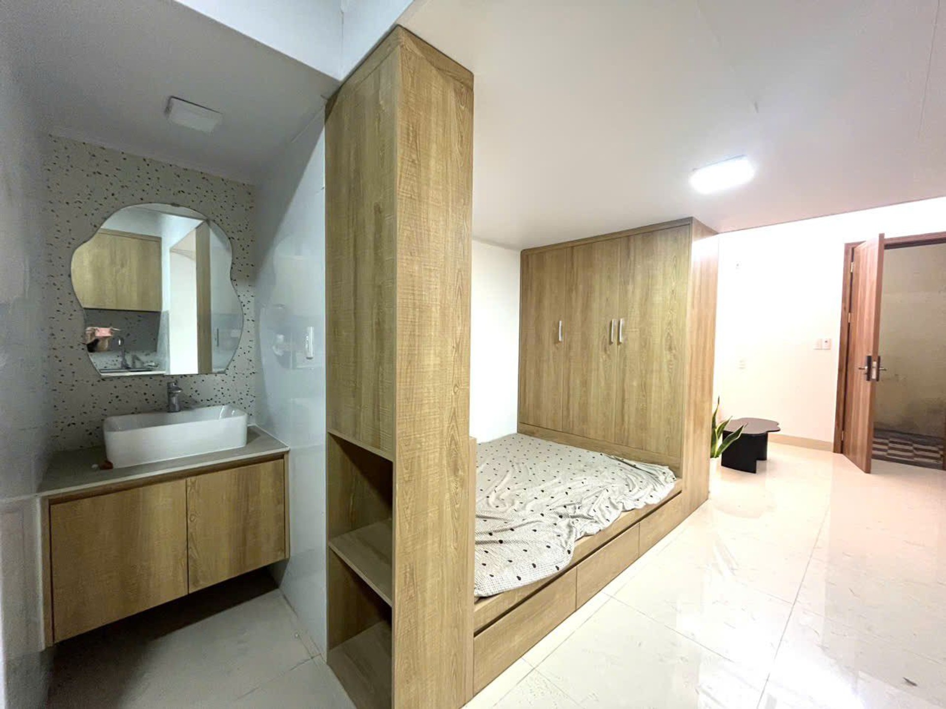 Bán nhà Trần Hưng Đạo - diện tích 55m2 2 tầng - Ô tô đỗ cửa - giá 3,19 tỷ