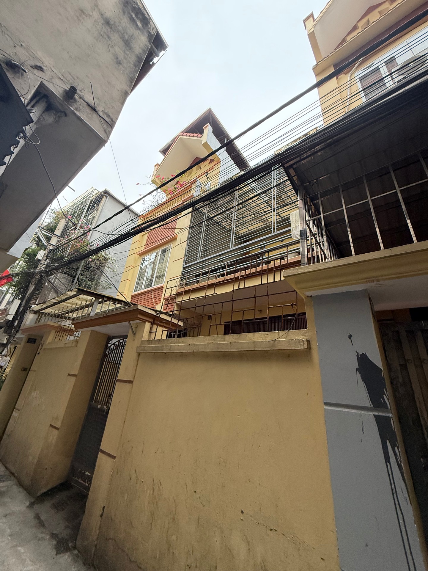 Bán nhà Hoàng Mai - diện tích 84m2 3 tầng - Ngõ đẹp, nhà xác định bán đất tặng nhà - giá 17 tỷ