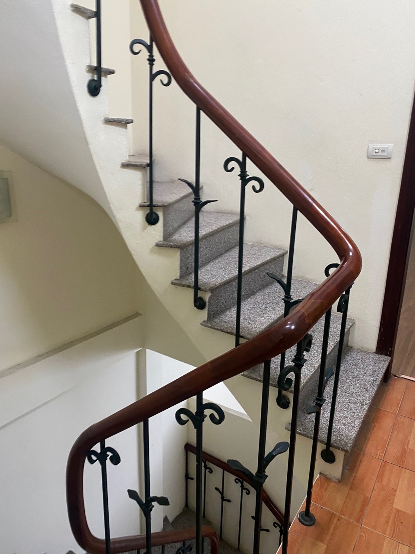 Bán nhà Lạc Trung - diện tích 64m2 3 tầng - Phân lô ô tô chạy vòng quanh - giá 15,9 tỷ