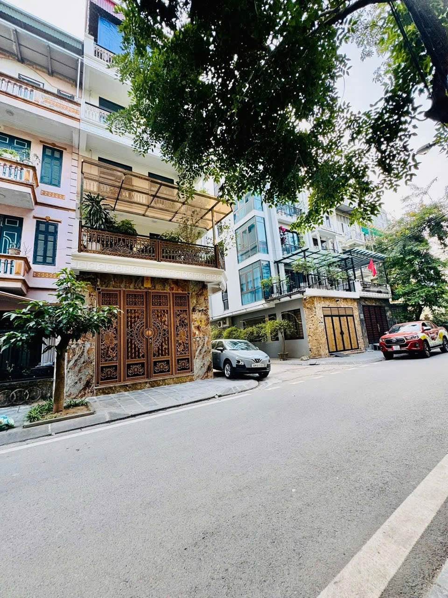 Bán nhà Định Công - diện tích 83.2m2 5 tầng - Lô góc 2 mặt thoáng - giá 40 tỷ