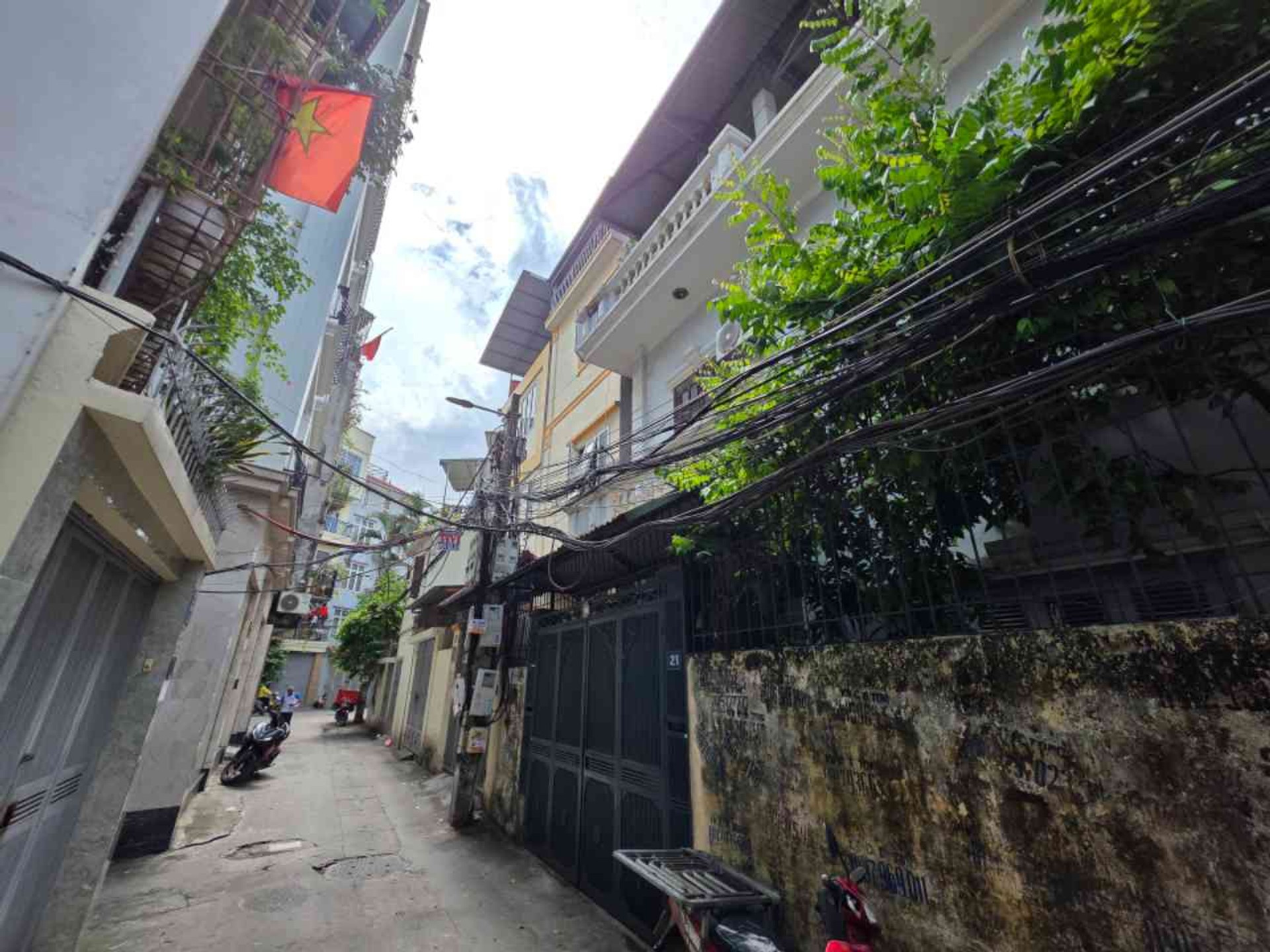 Bán nhà Yên Lạc - diện tích 120m2 3 tầng - ô tô vào nhà - giá 30 tỷ