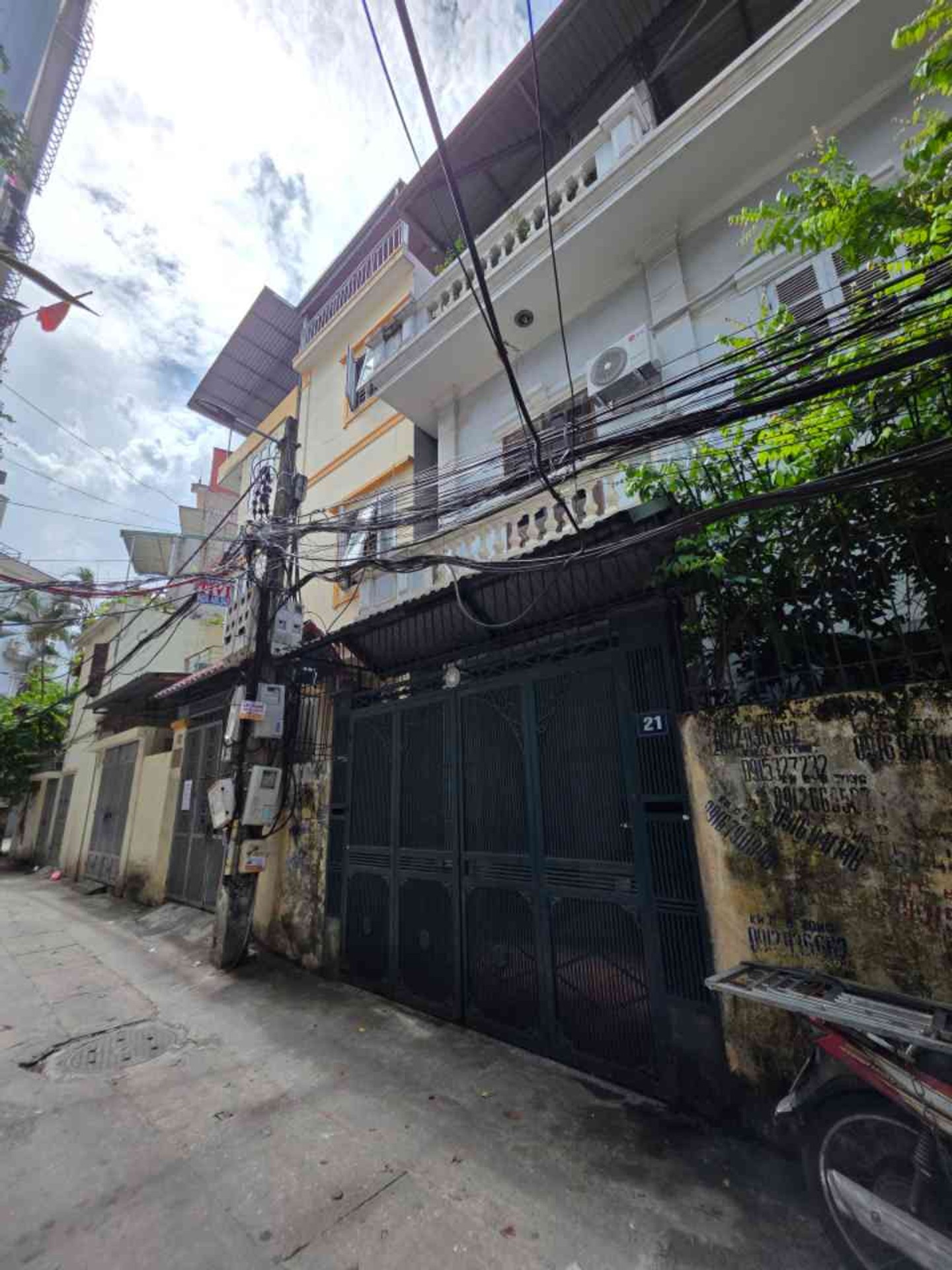 Bán nhà Yên Lạc - diện tích 120m2 3 tầng - ô tô vào nhà - giá 30 tỷ