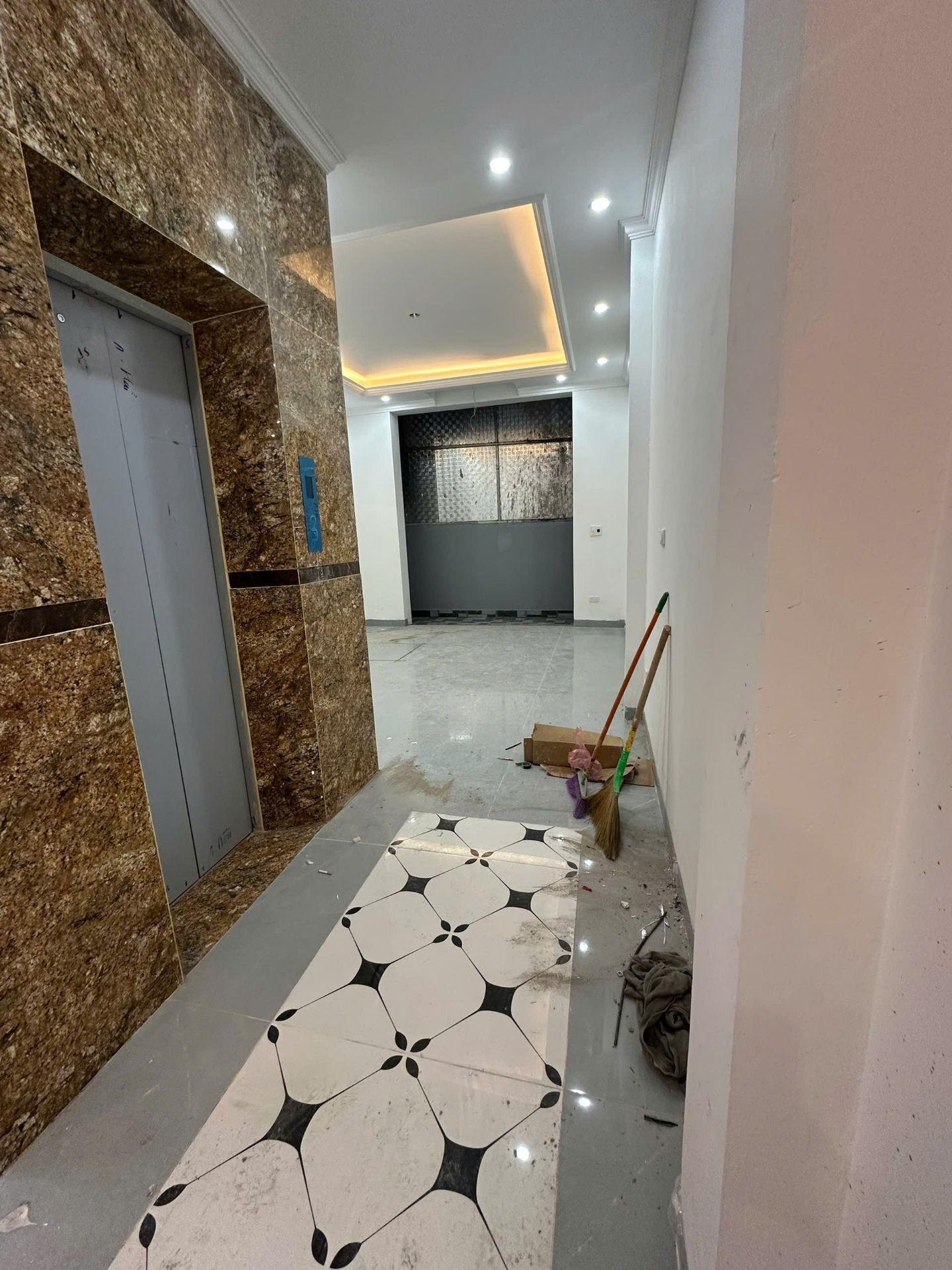 Bán nhà Thịnh Liệt - diện tích 57m2 6 tầng - Gara ô tô - giá 18,8 tỷ