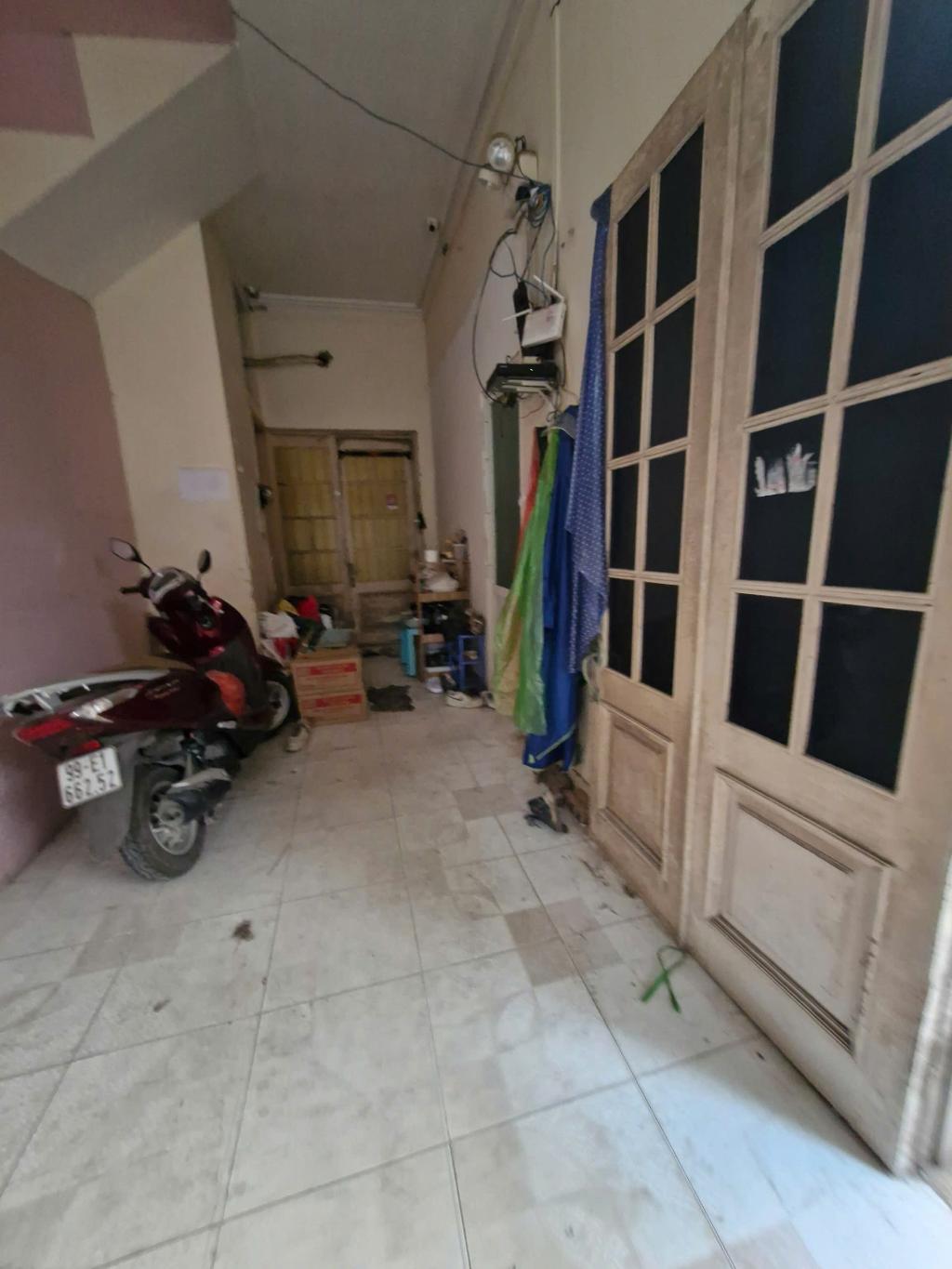 Bán nhà Giáp Bát - diện tích 102m2 5 tầng - Mặt phố - giá 33 tỷ