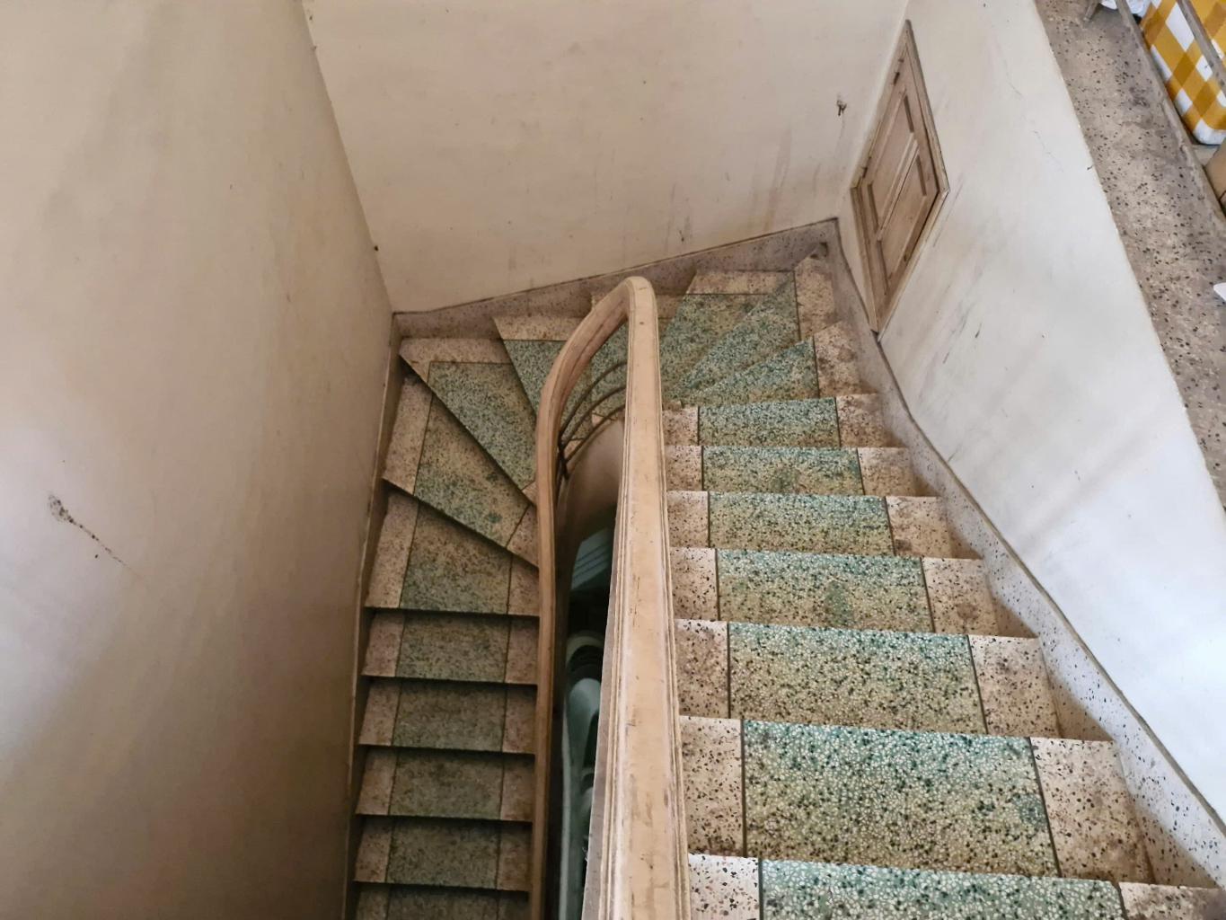 Bán nhà Giáp Bát - diện tích 102m2 5 tầng - Mặt phố - giá 33 tỷ