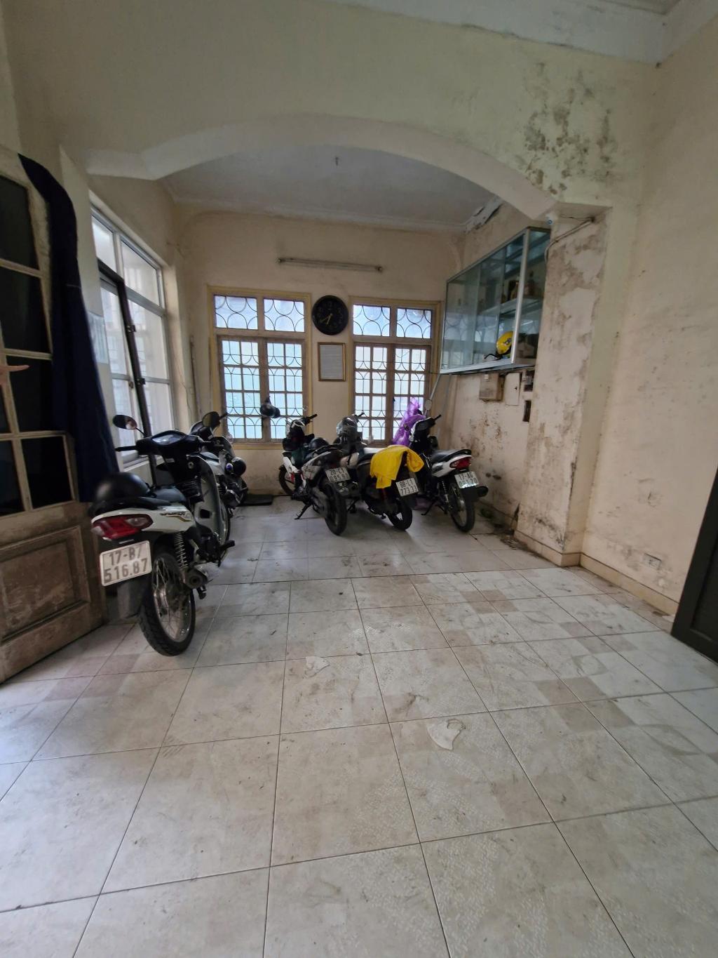 Bán nhà Giáp Bát - diện tích 102m2 5 tầng - Mặt phố - giá 33 tỷ