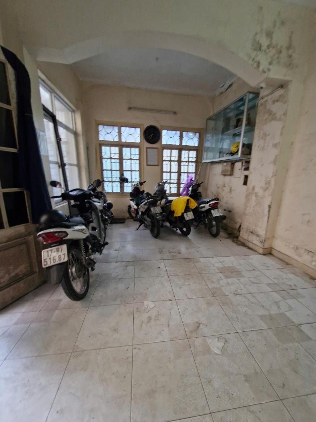 Bán nhà Giáp Bát - diện tích 102m2 5 tầng - Mặt phố - giá 33 tỷ