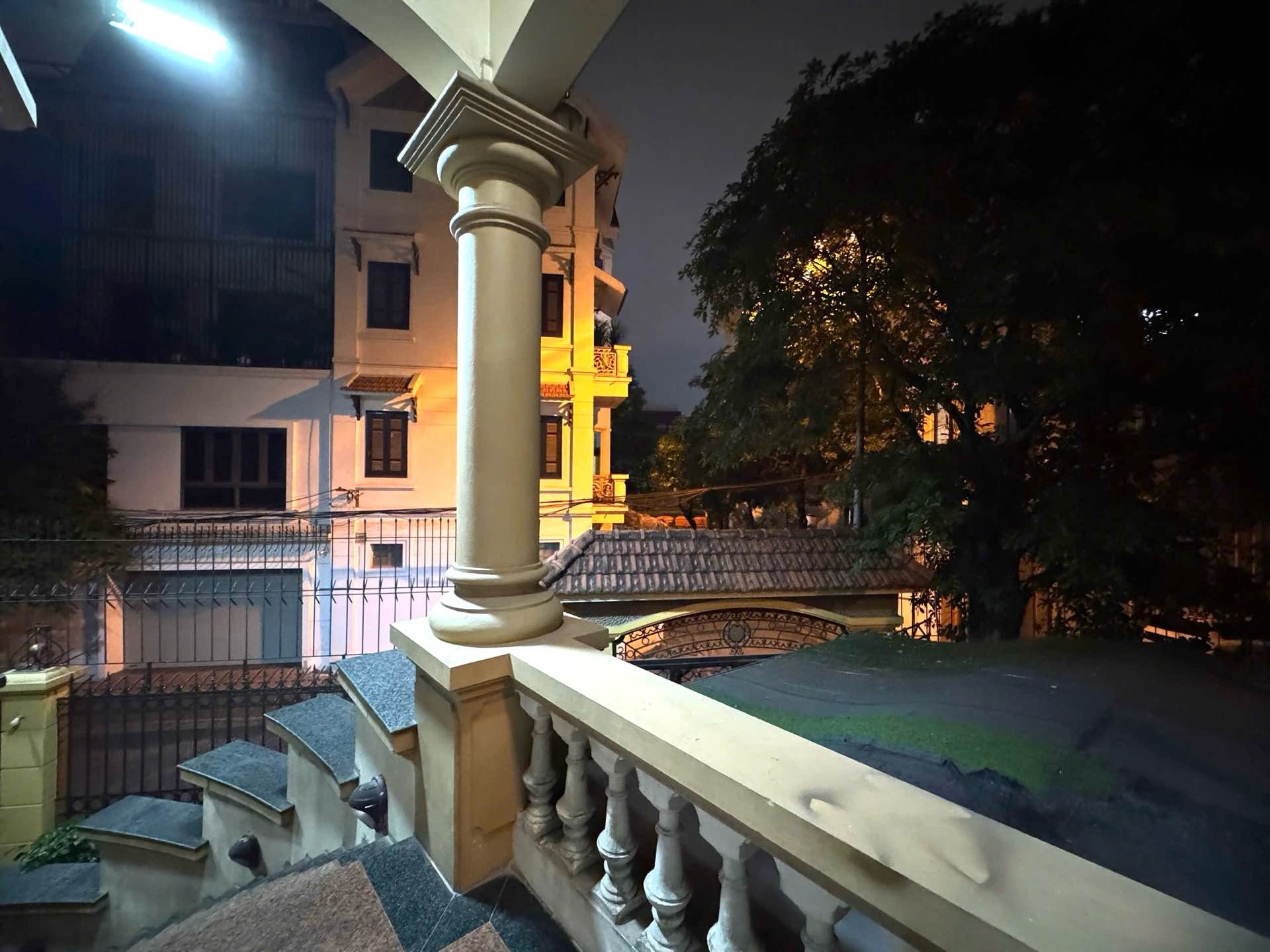 Bán nhà Ô 61 Lô E - diện tích 210m2 4 tầng - Siêu phẩm triệu USD 3 mặt thoáng - giá 57 tỷ